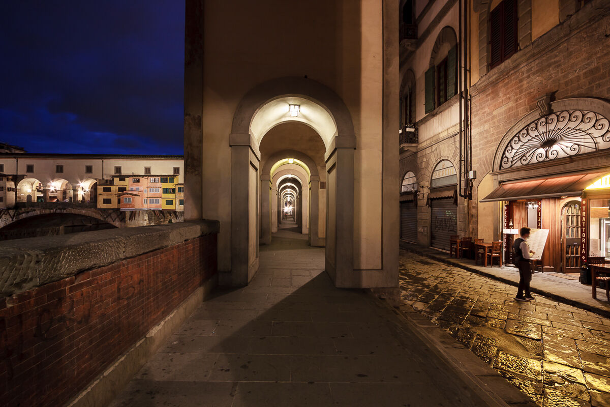 Under the arches of Vasari ......