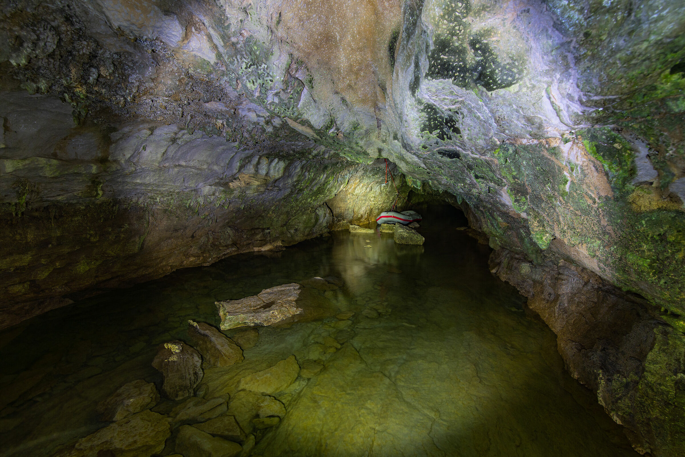 All'interno della grotta sorgente...