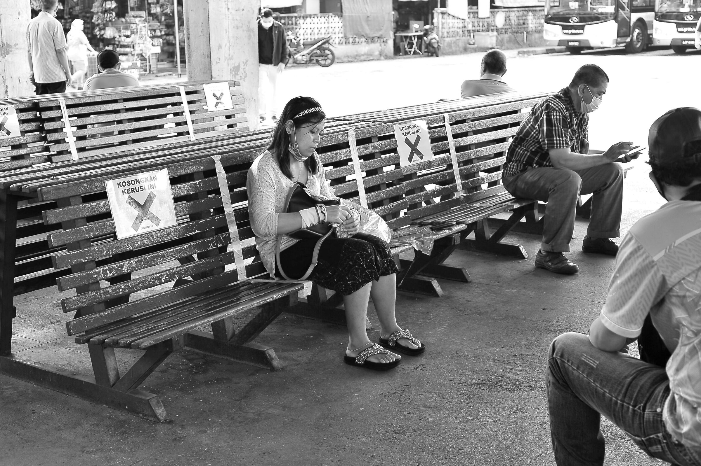 Distanziamento sociale presso un terminal degli autobus - Covid19...