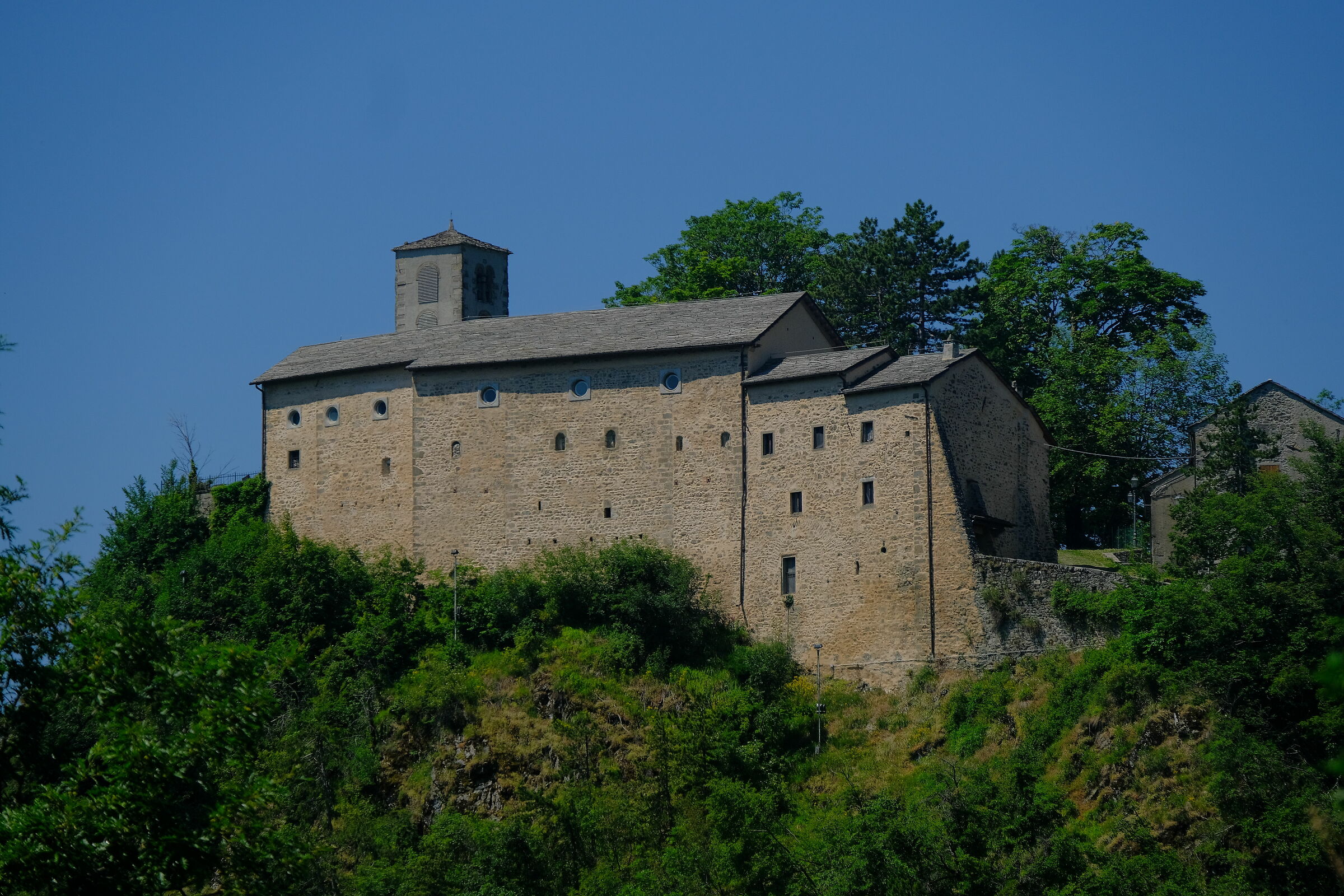 Il Castello e la Chiesa - Roccapelago...