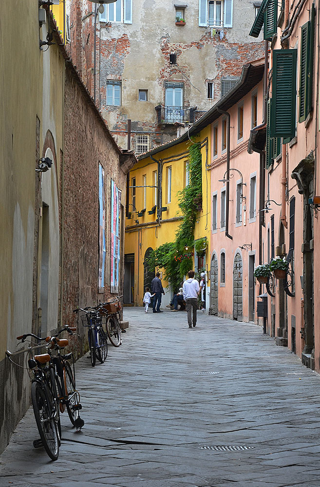 in the alleys of Lucca...