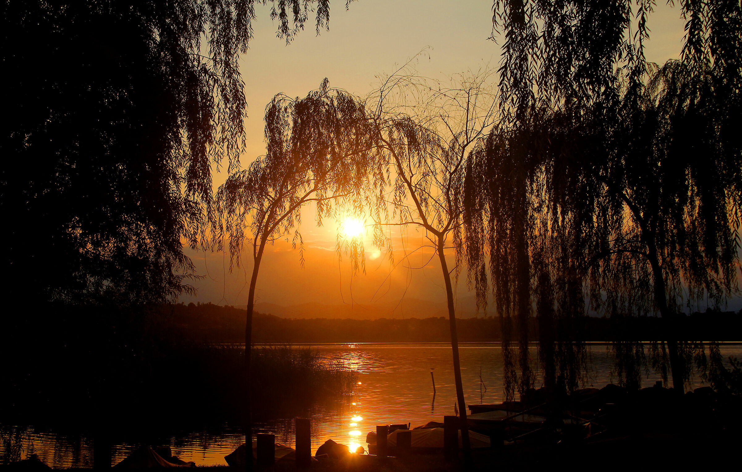 magia al tramonto al lago di varese...