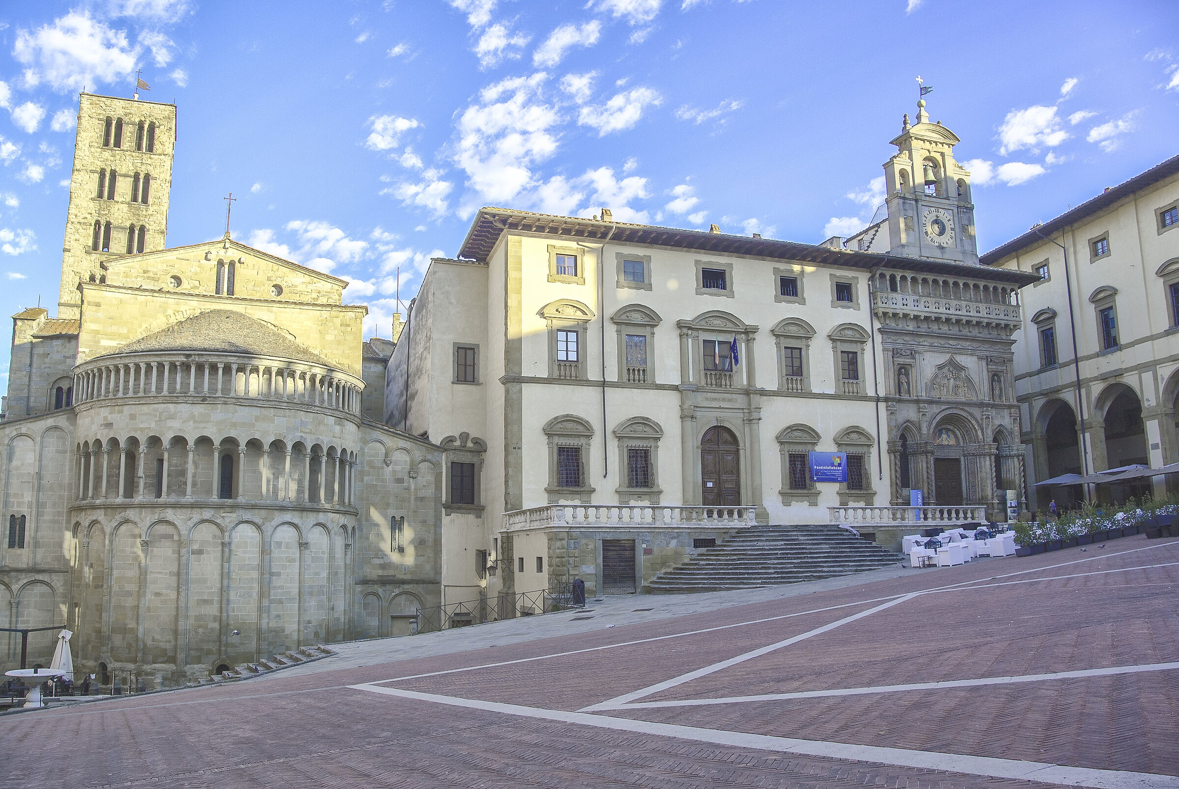 Arezzo, Piazza Grande, Fraternità dei Laici...
