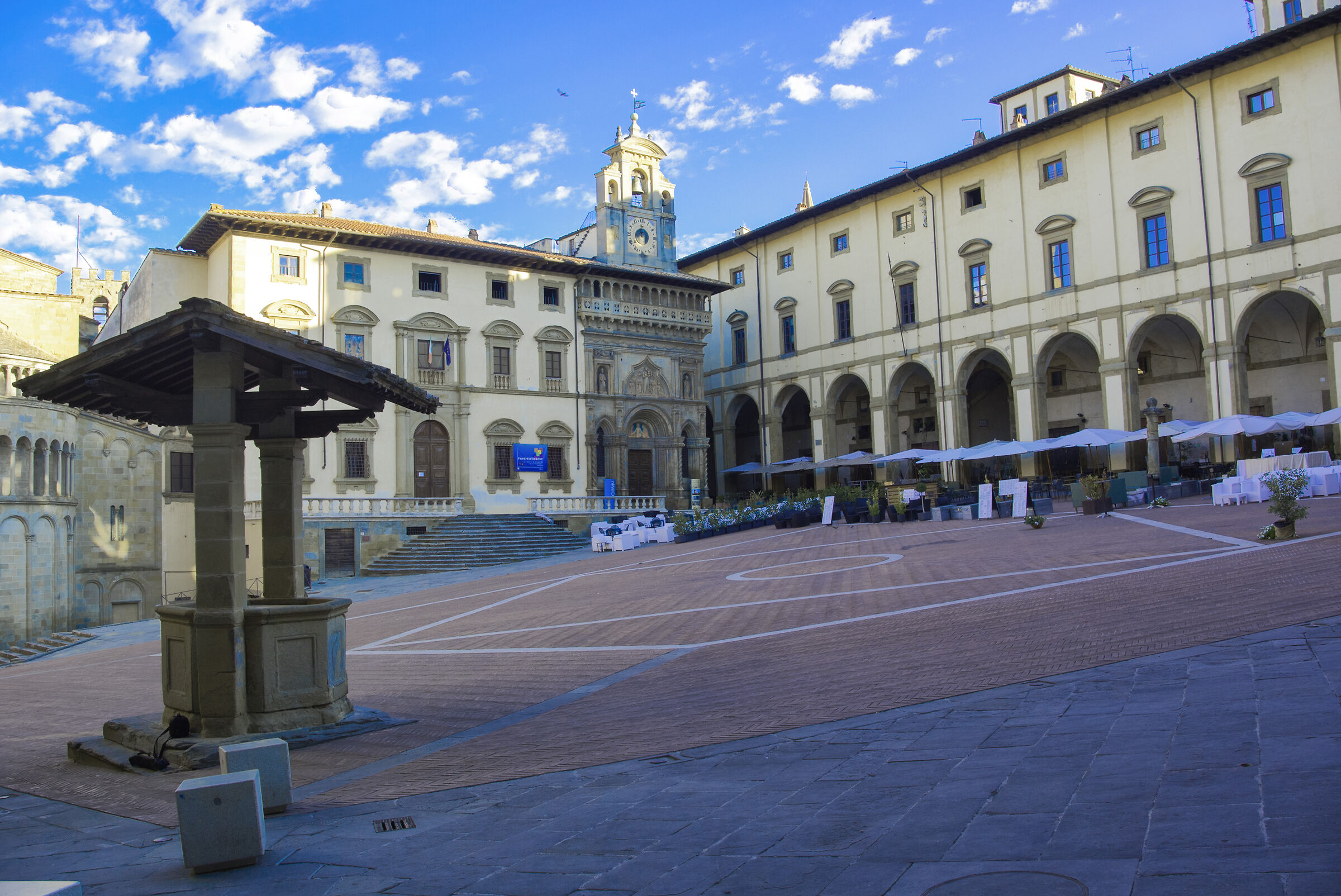 Arezzo, Piazza Grande, Fraternità dei Laici e Pozzo...