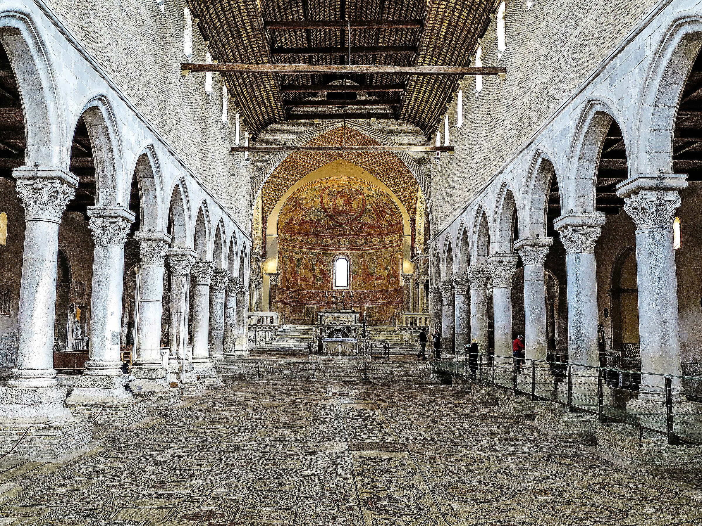 Navata centrale basilica Aquileia...