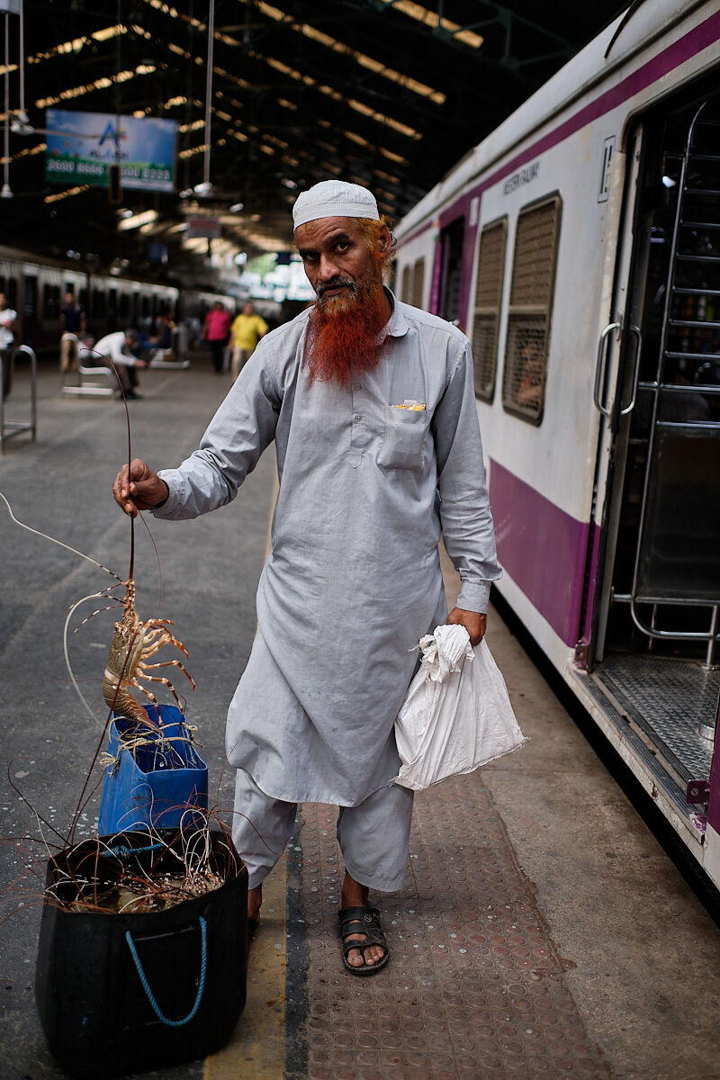Commerciante di Aragoste sulla metro di Mumbai...