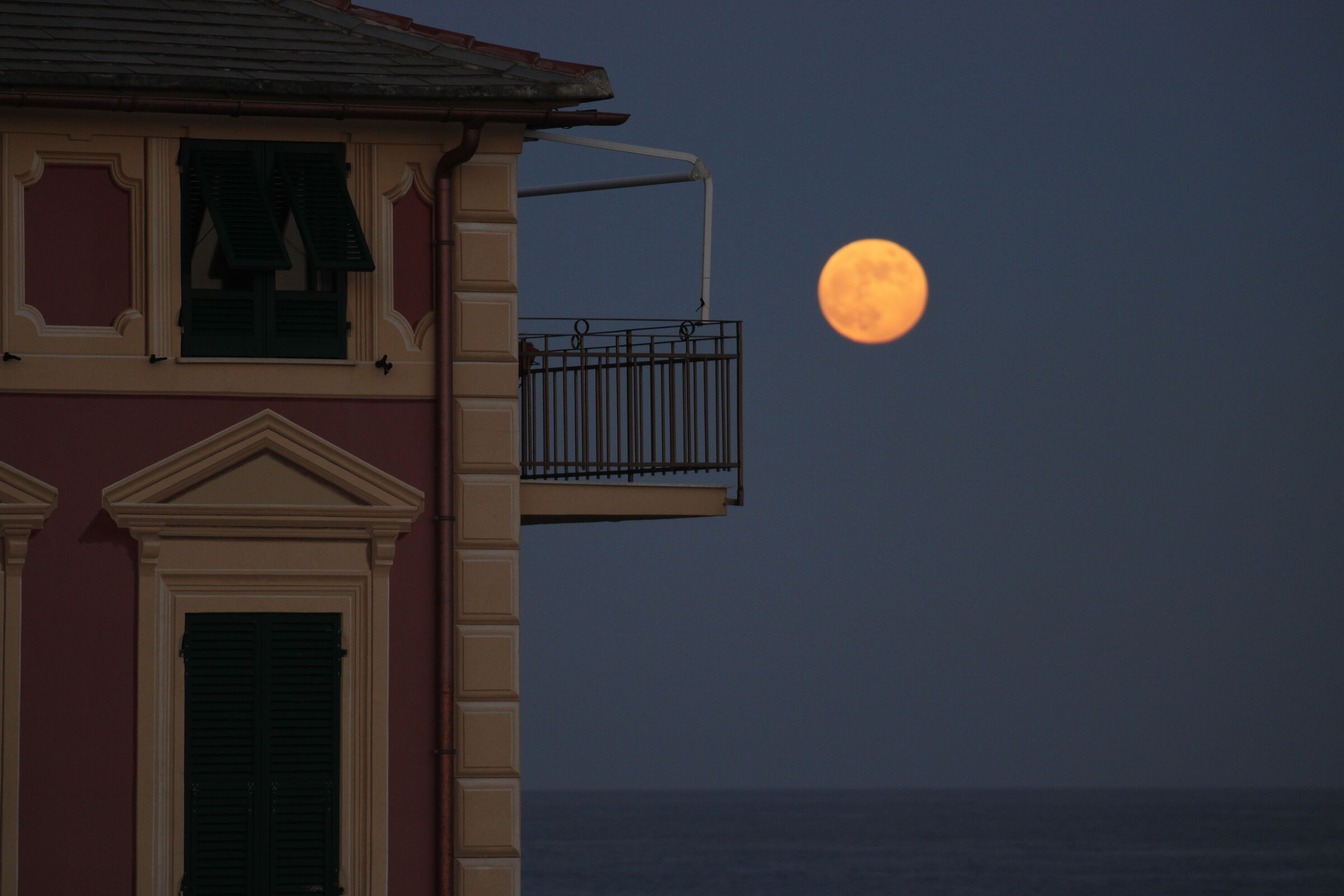 moon on the balcony...