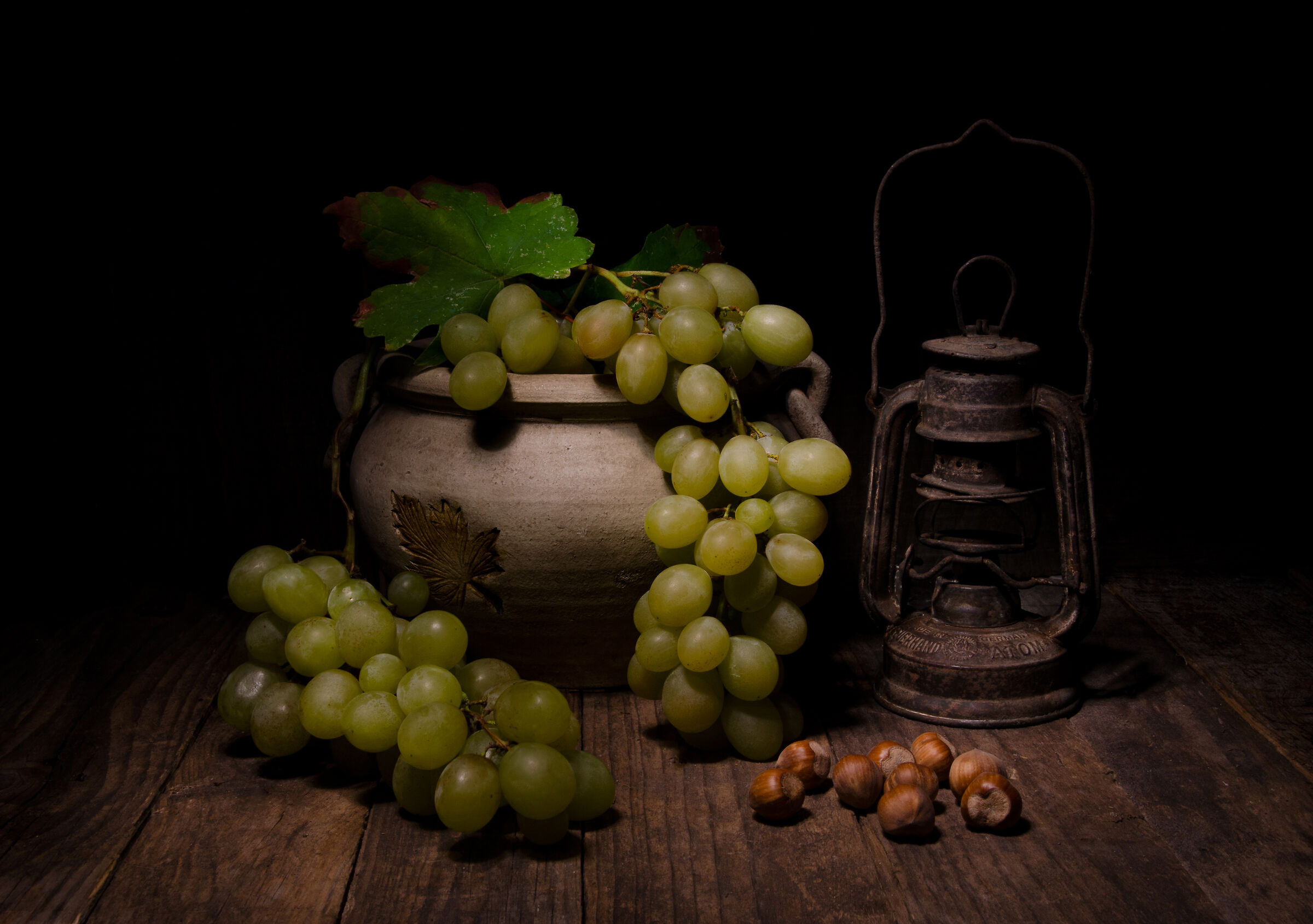 Grapes and hazelnuts... Light Painting...