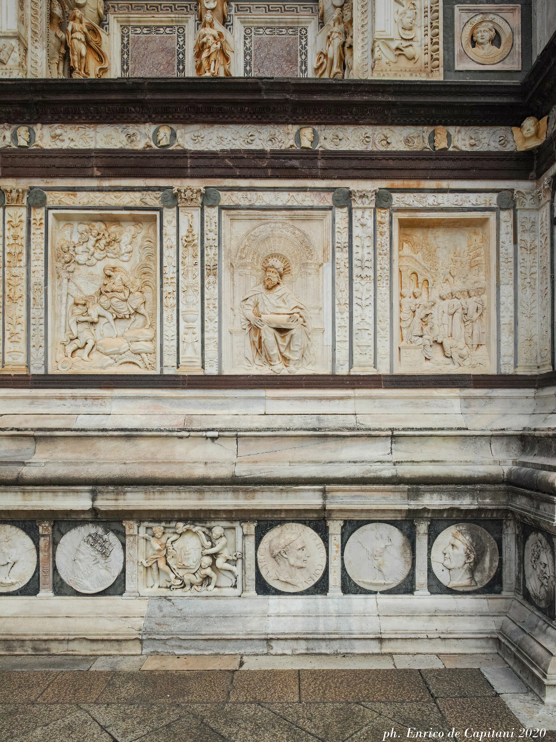 Certosa di Pavia, particolare della facciata...