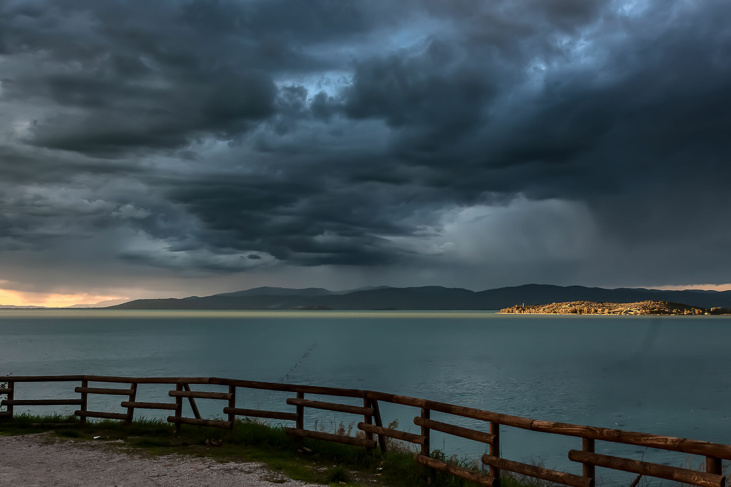 trasimeno lake (pg)2020 between clouds and lights...