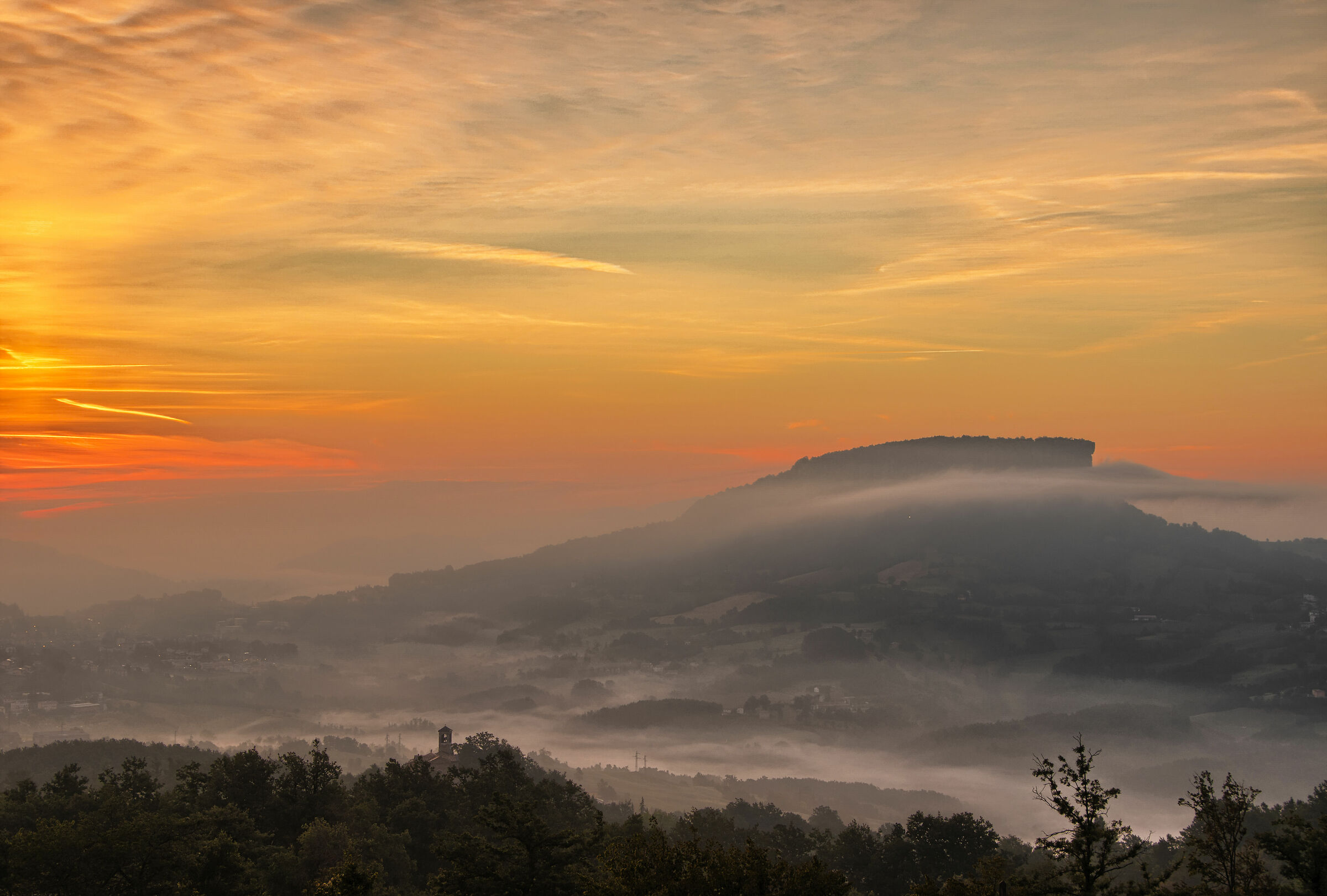 Sunrise over the Stone of Bismantova ...