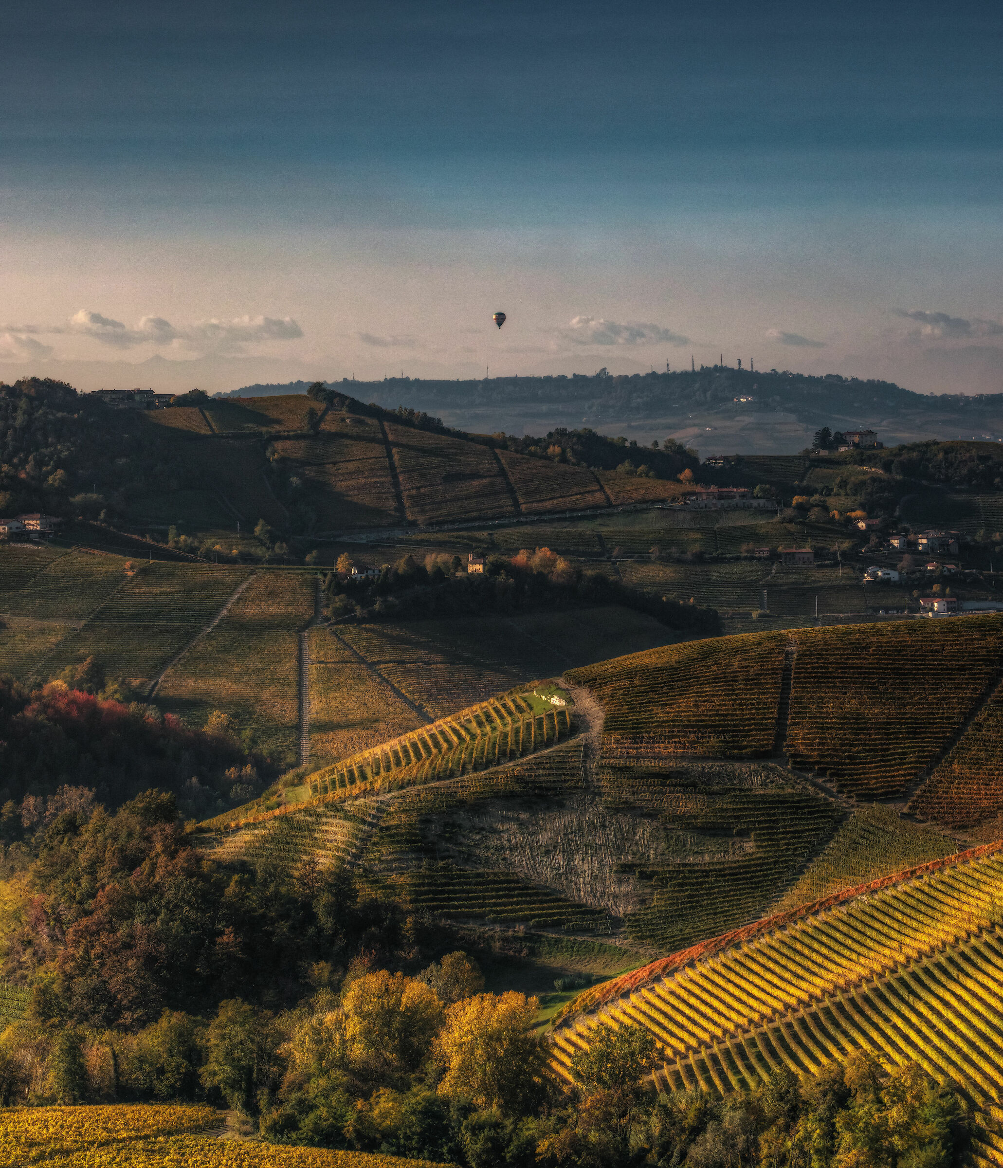 Autumn langhe: who knows what view from the hot air balloon !...