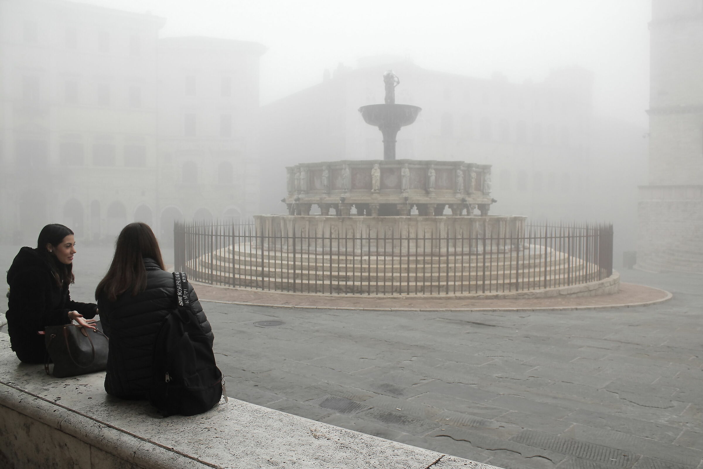 4 chats, 2 friends, 1 fountain... and the fog...