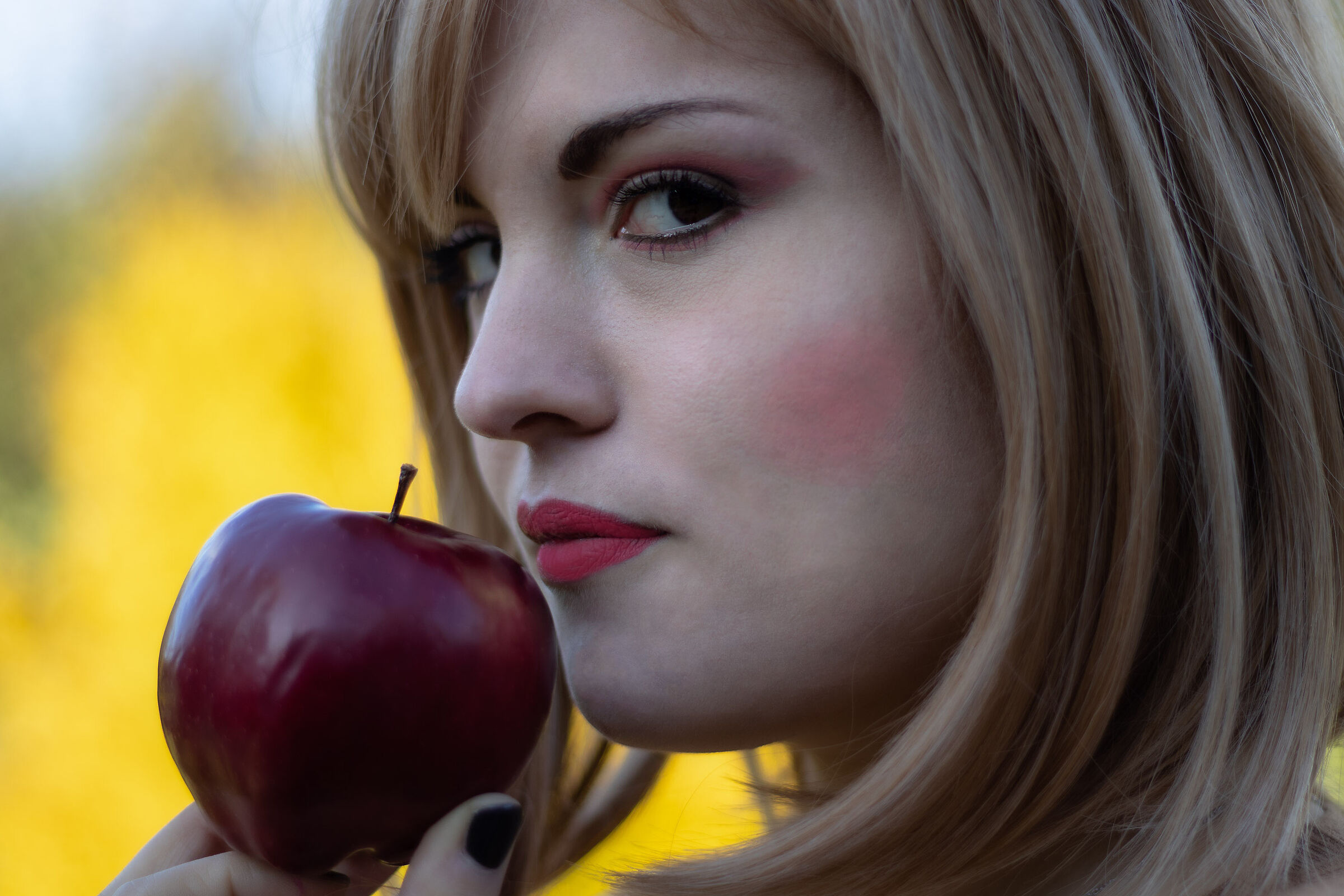 Dangerosu apple (or dangerous girl)?...