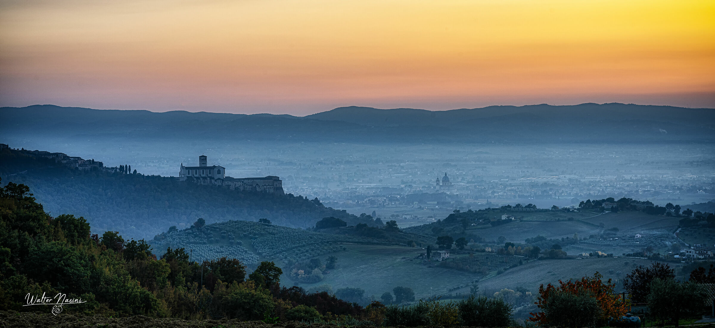 scorcio di un tramonto autunnale sulla valle di Assisi...