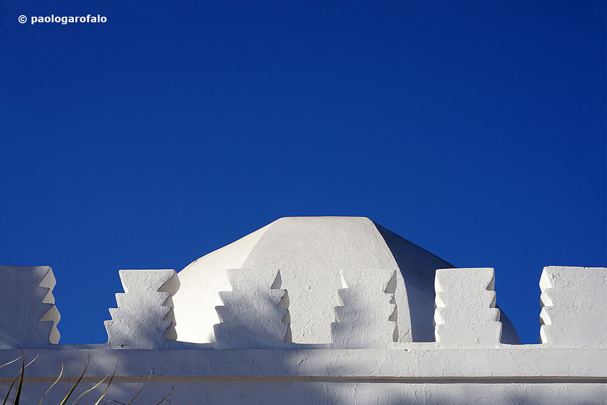 Un tetto (Minimal in bianco e blu)...