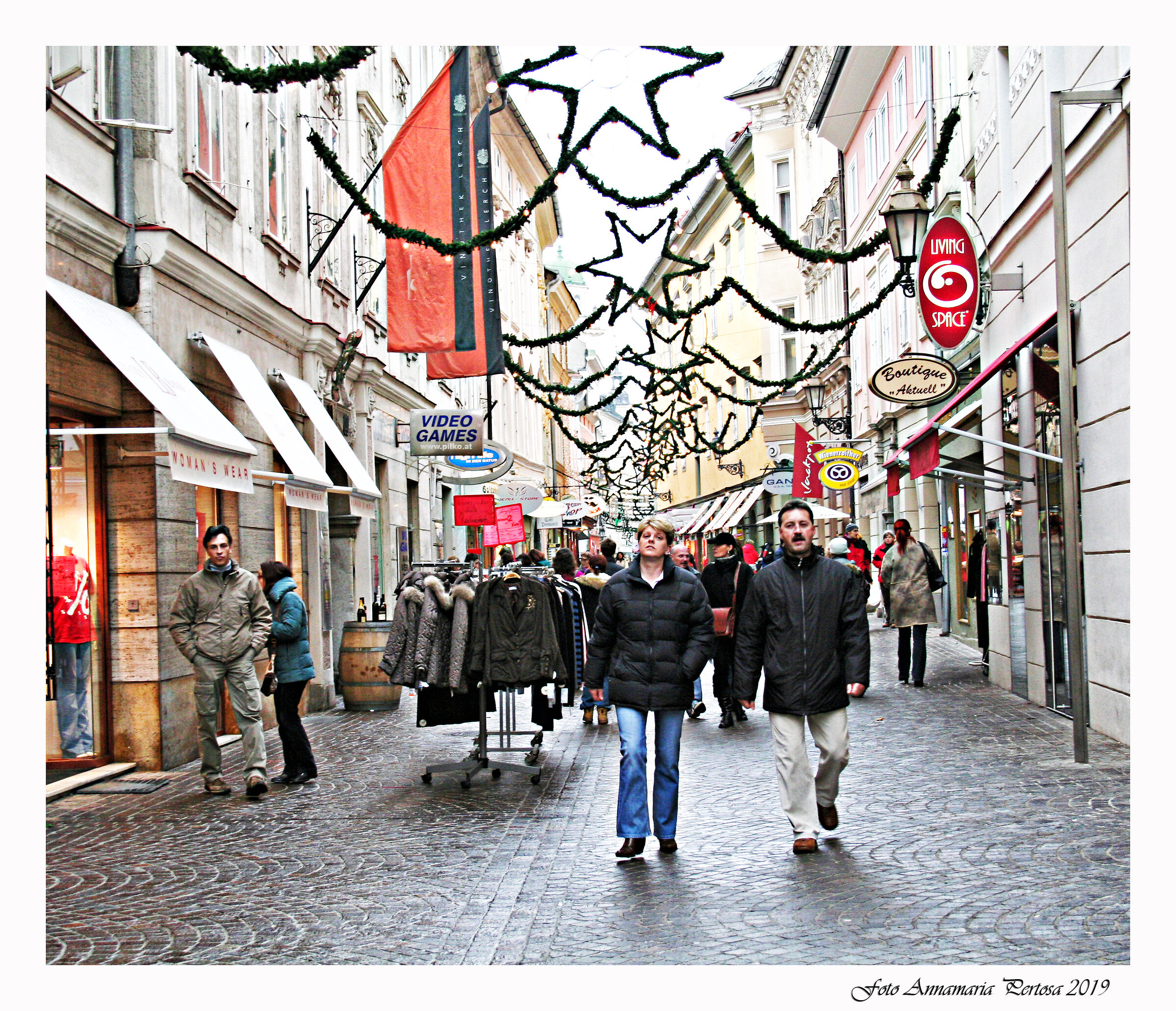 Christmas street in Vienna in unse suspects times...