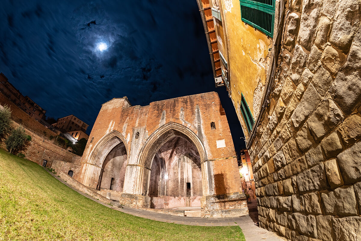 The moon caresses Fontenova, Siena, district of the Wolf...