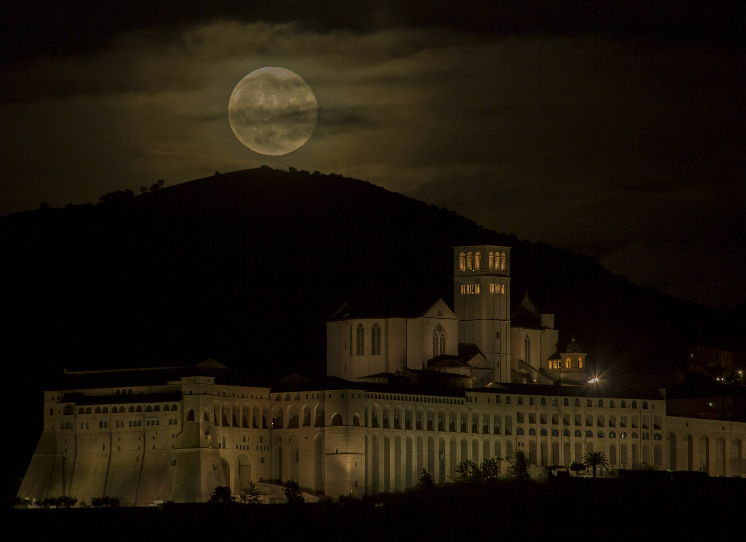 La Luna sorge sopra Assisi...
