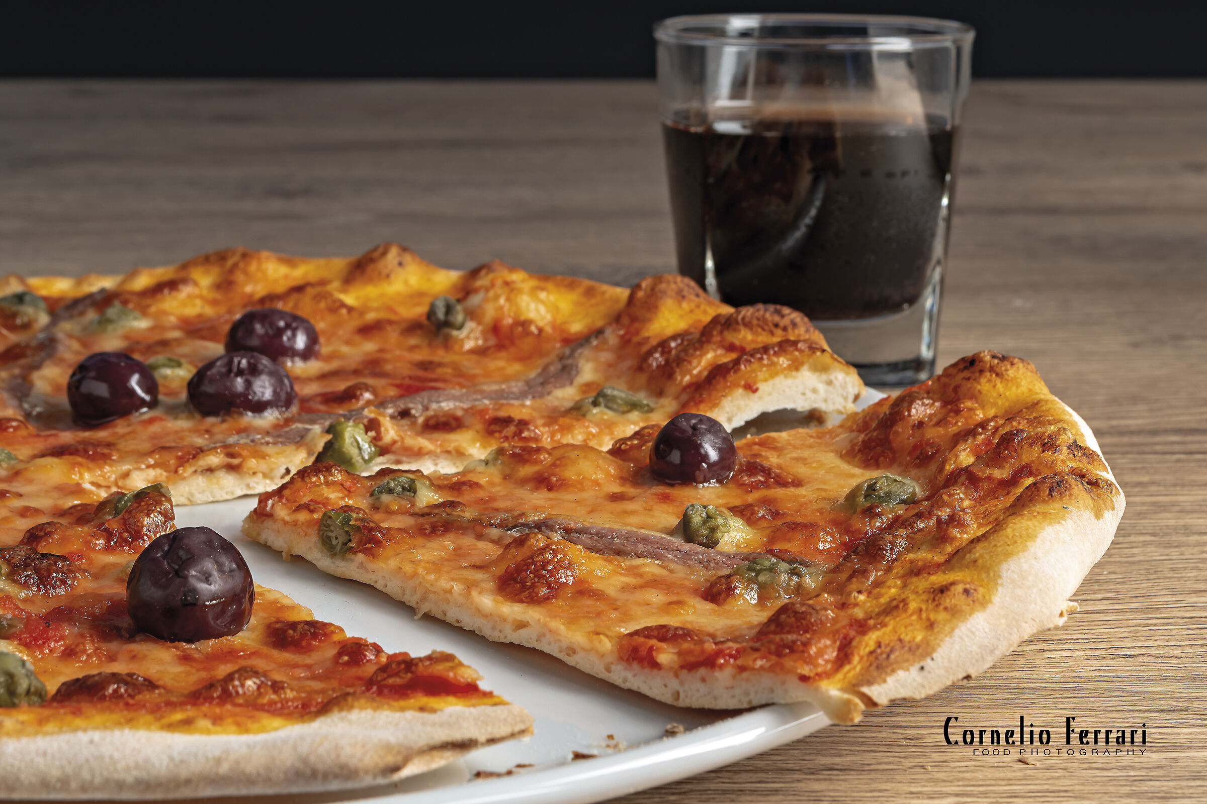 pizza pomodoro acciughe capperi olive nere tagliata FP...