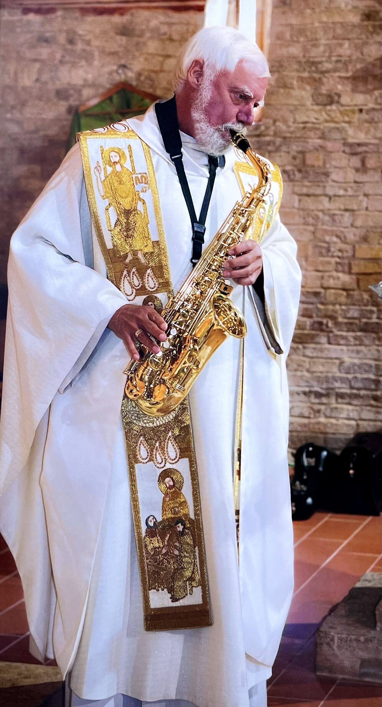 Instead of preaching, the priest plays the sax!...