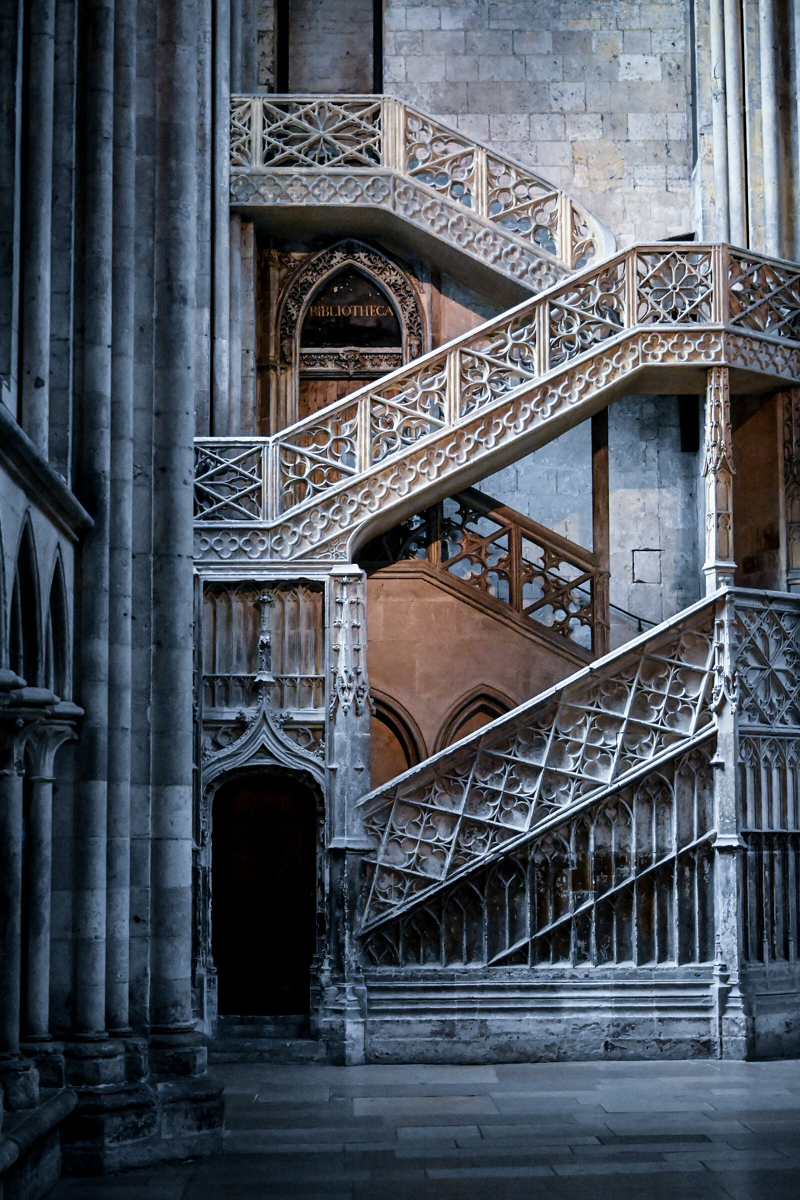 scala della biblioteca nella Cattedrale di Rouen...