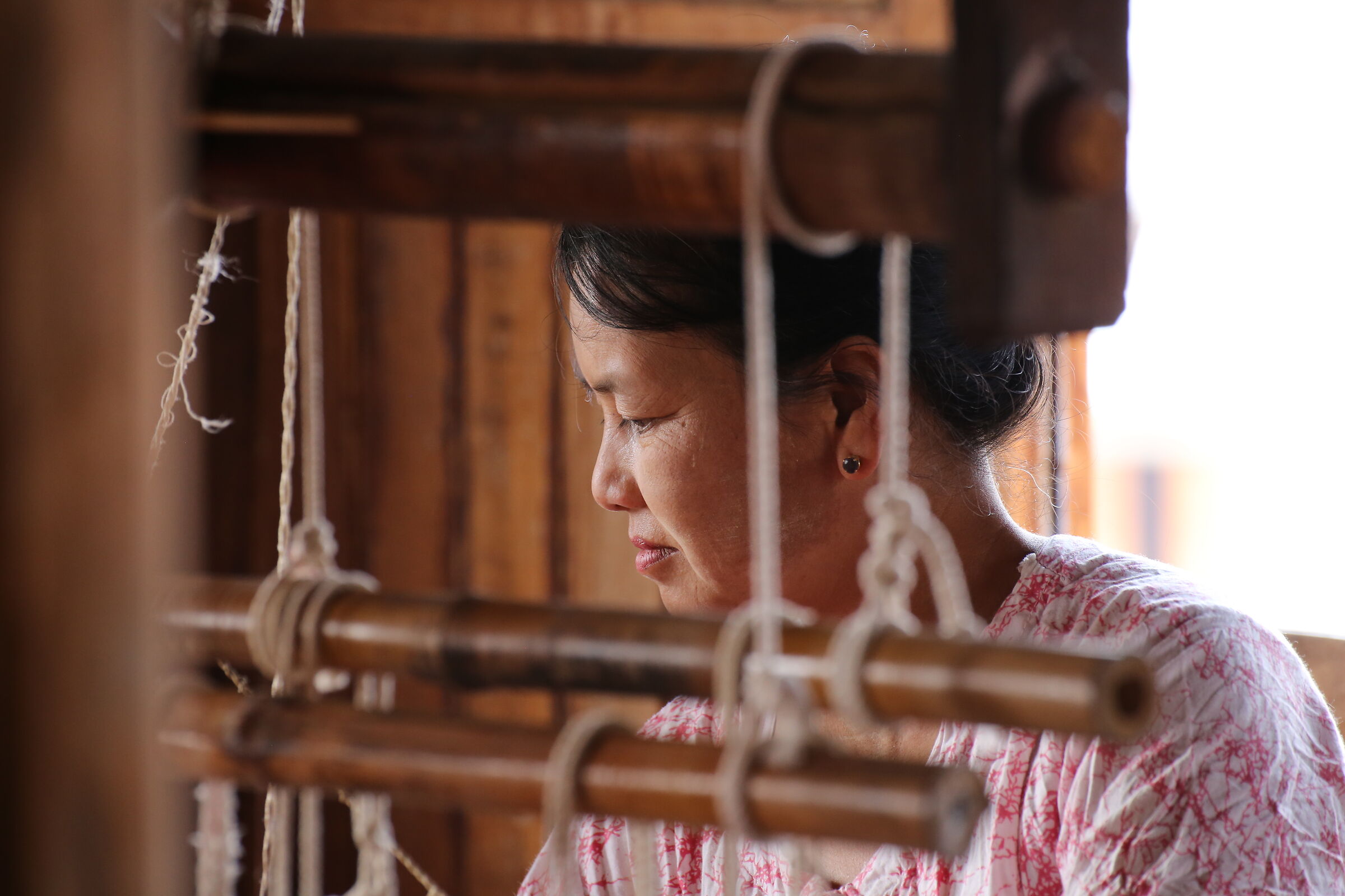 Tessitrice di seta in Myanmar...