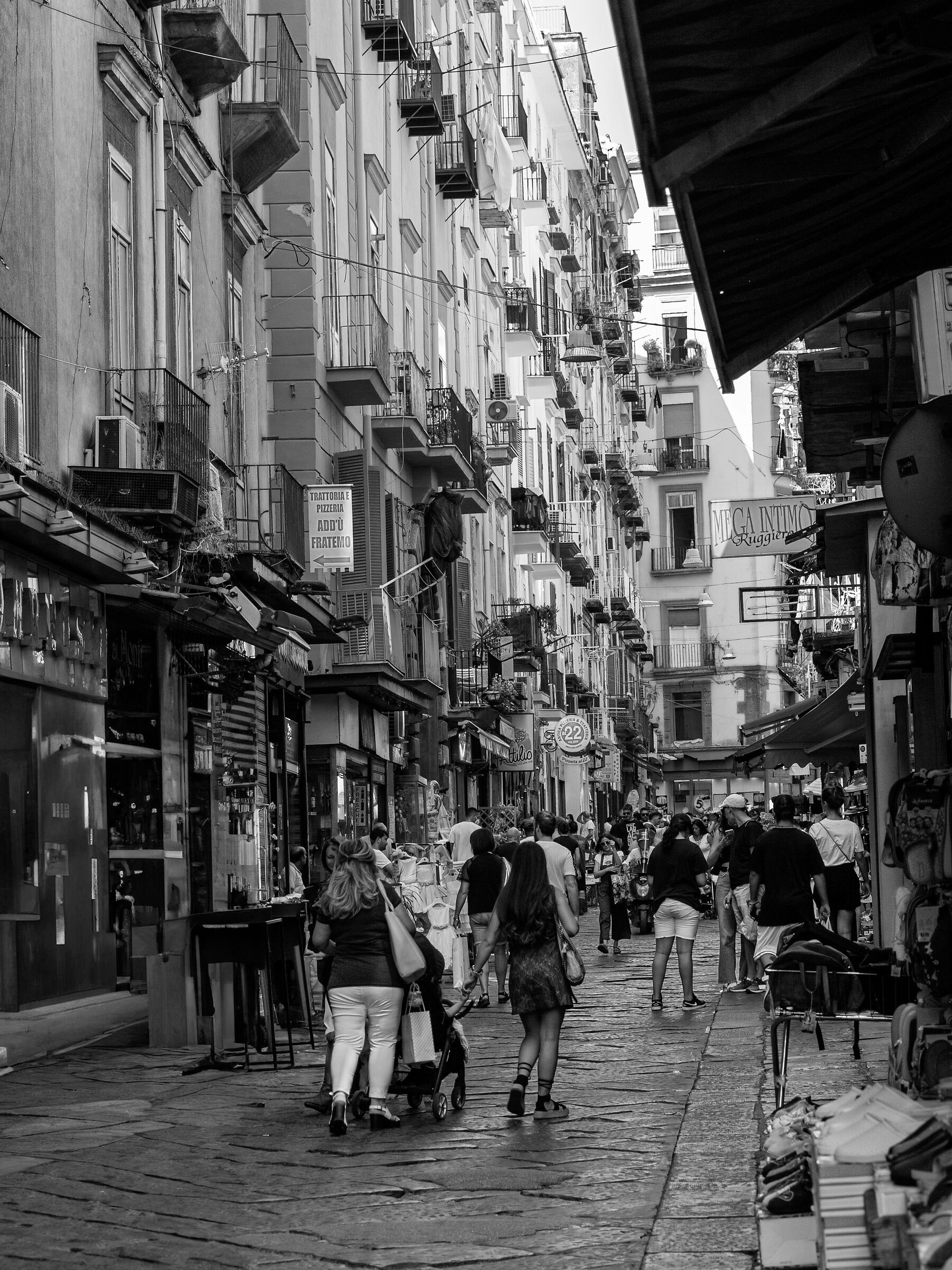 Street in una via strrett' - Naples...
