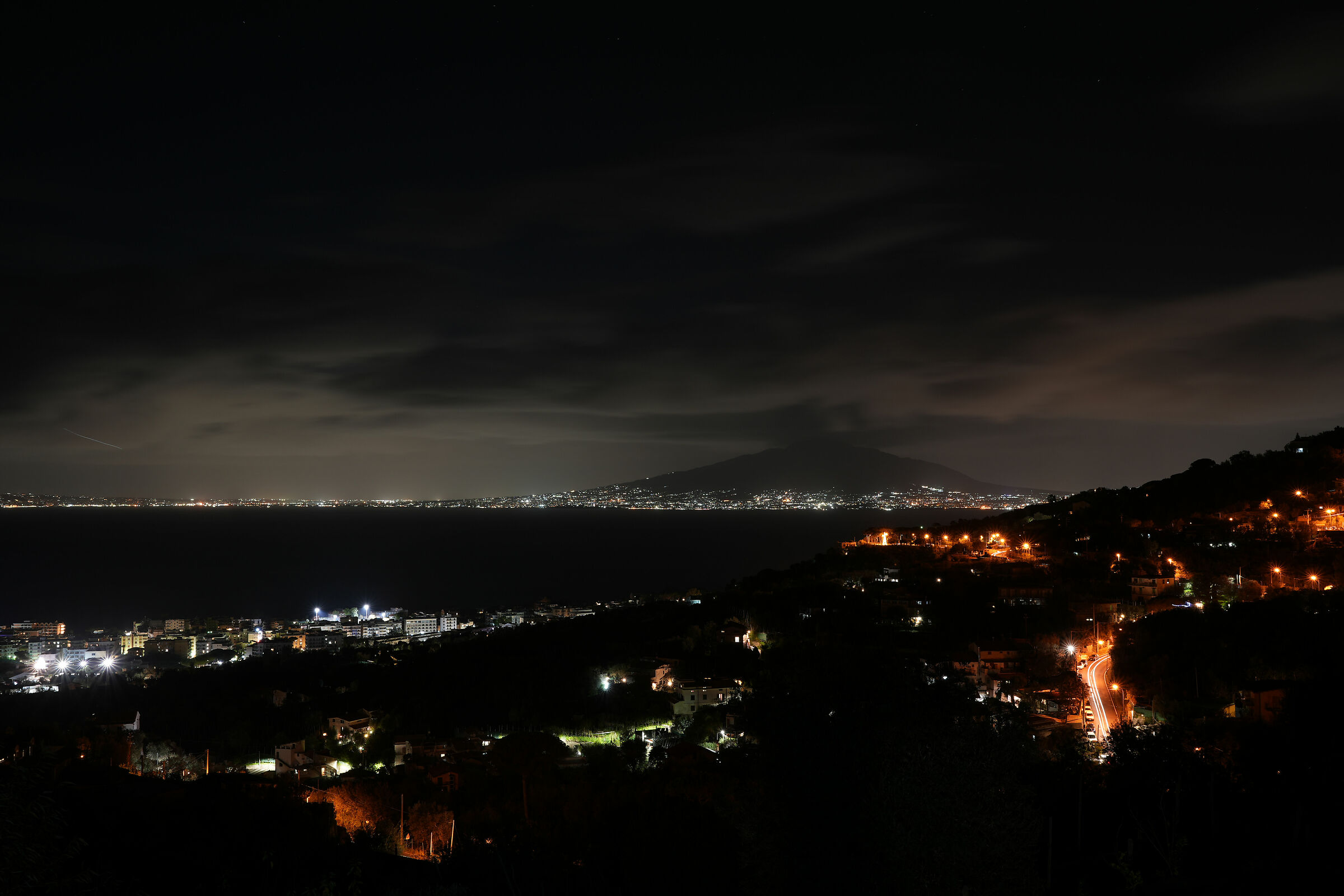 Vista notturna su Sorrento e Vesuvio...