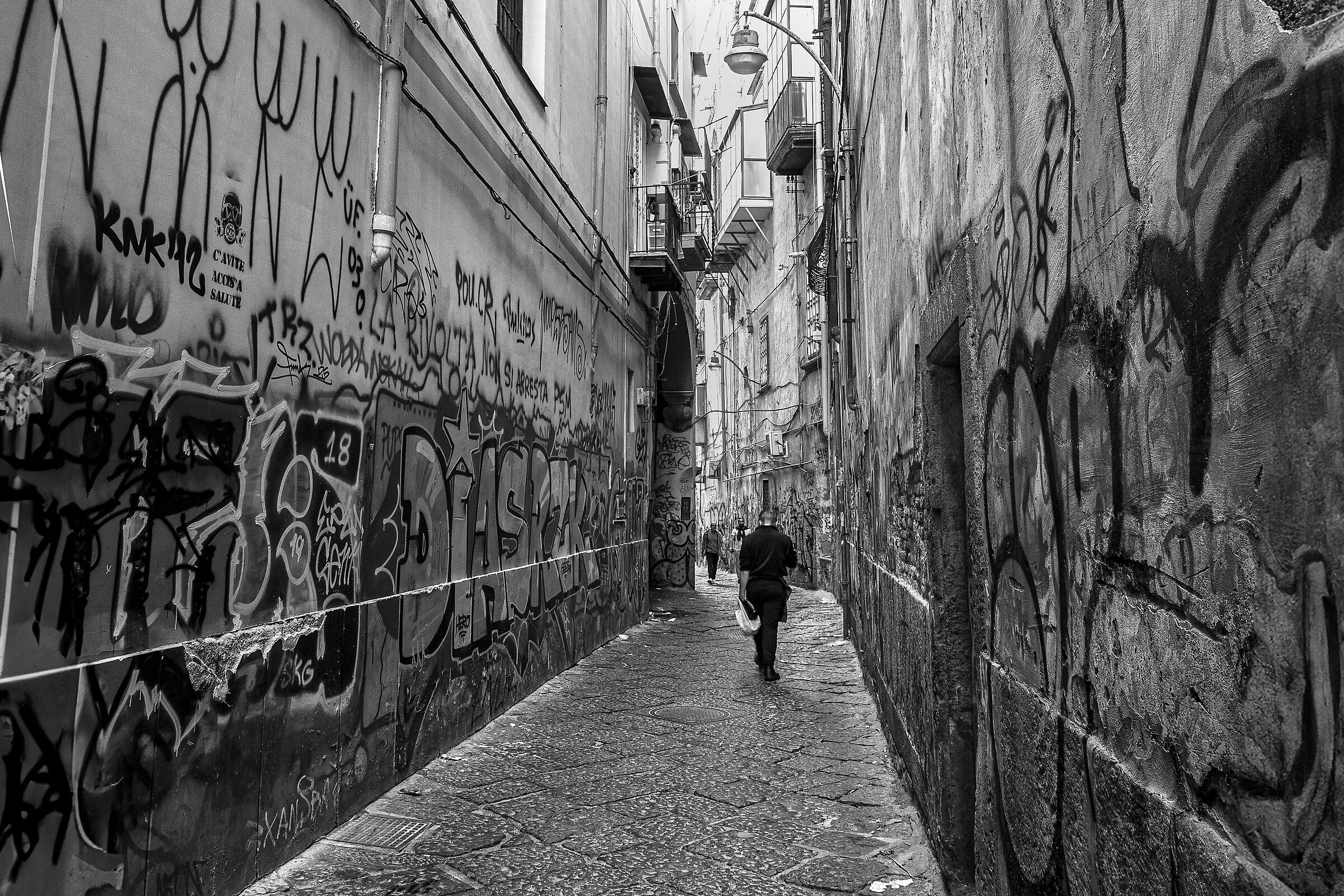Street in una strada strett', strett' - Napoli...
