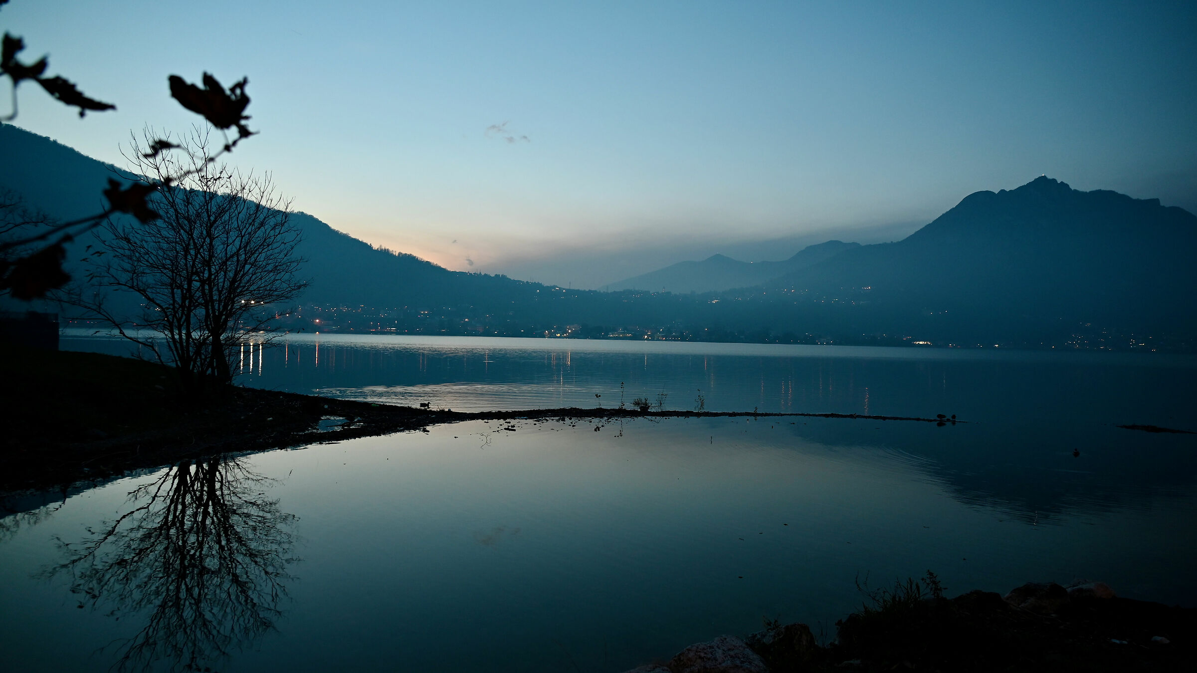 Atmosfera nebbiosa sul lago di Garlate...