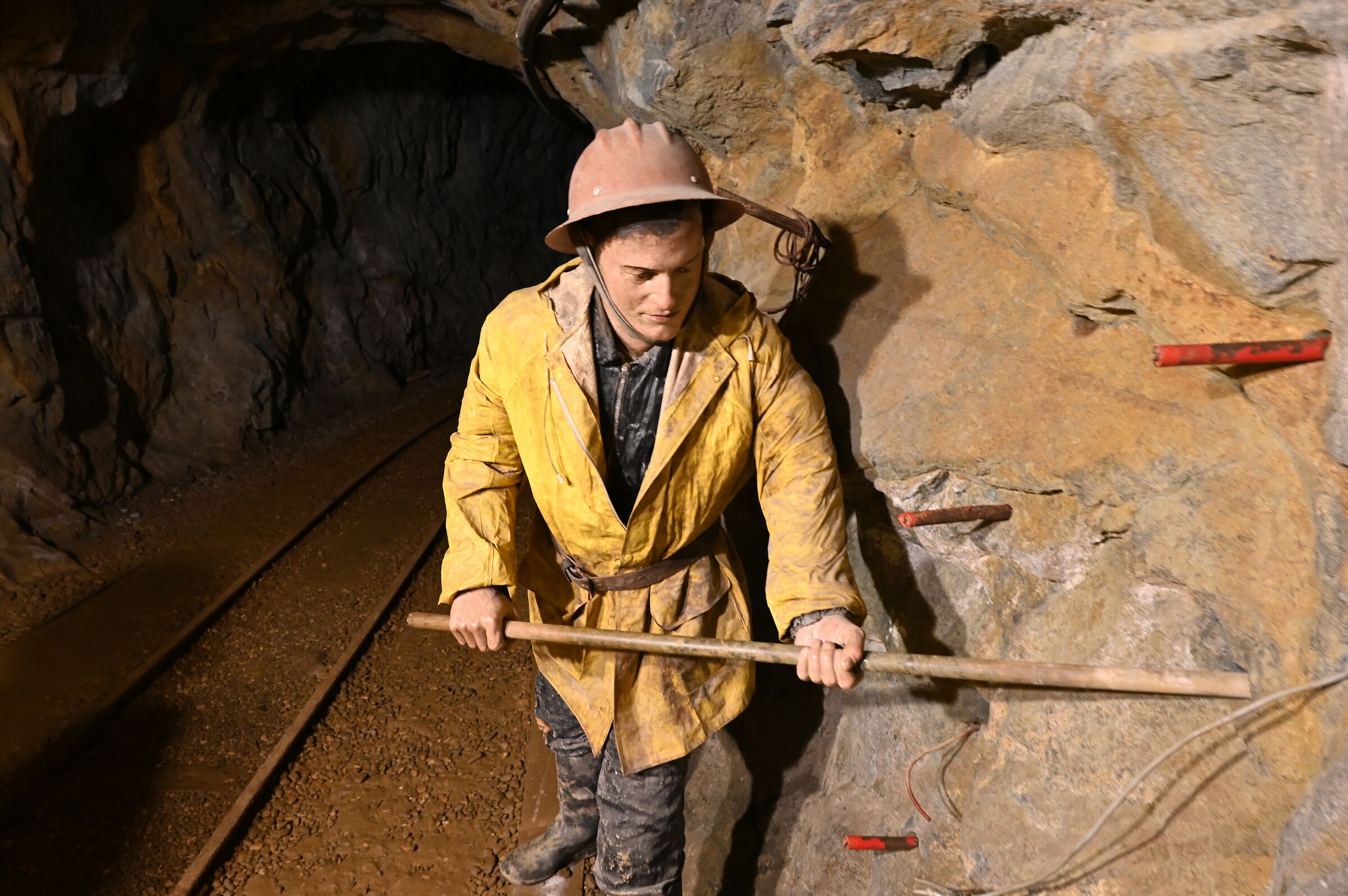 hard work in the mines of Kasern - 2 -...