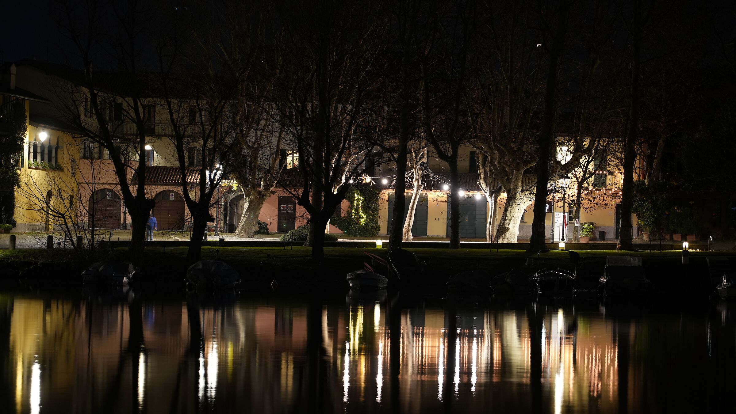 The small square of Pescarenico is reflected on the Adda 2...