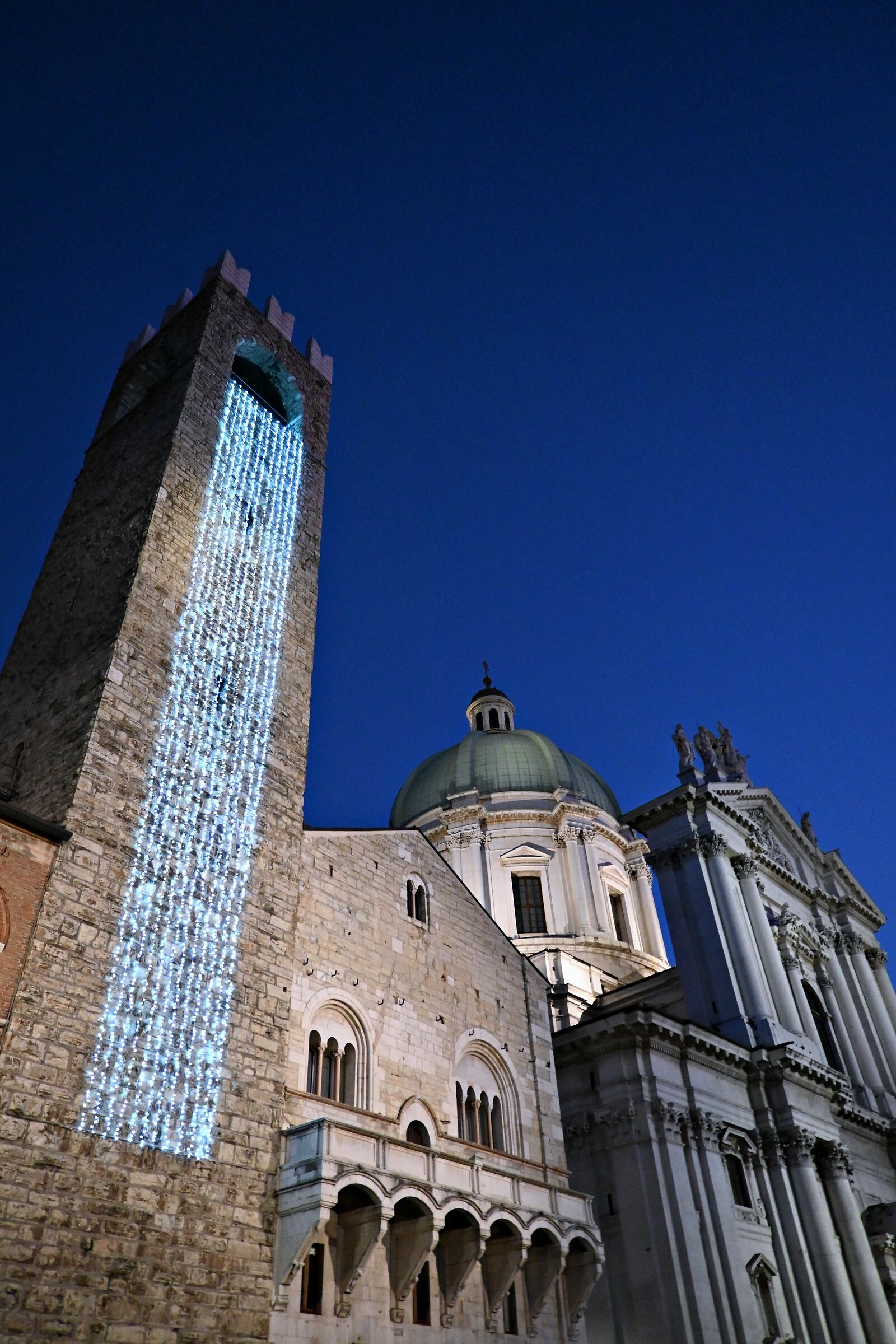 Natale 2023 a Brescia. Broletto e Duomo...