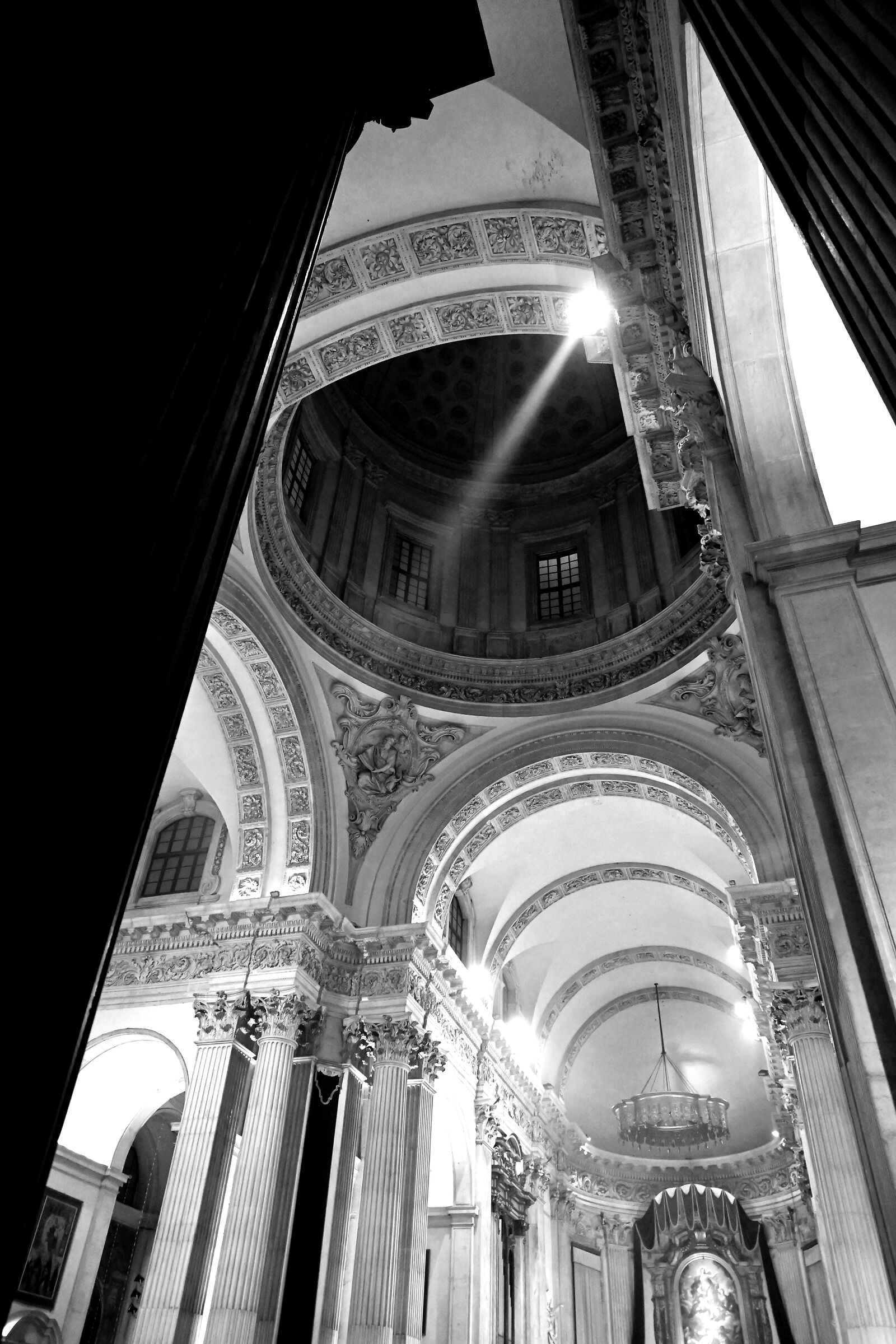 Christmas 2023 in Brescia. Ray of light in the Duomo Nuovo...
