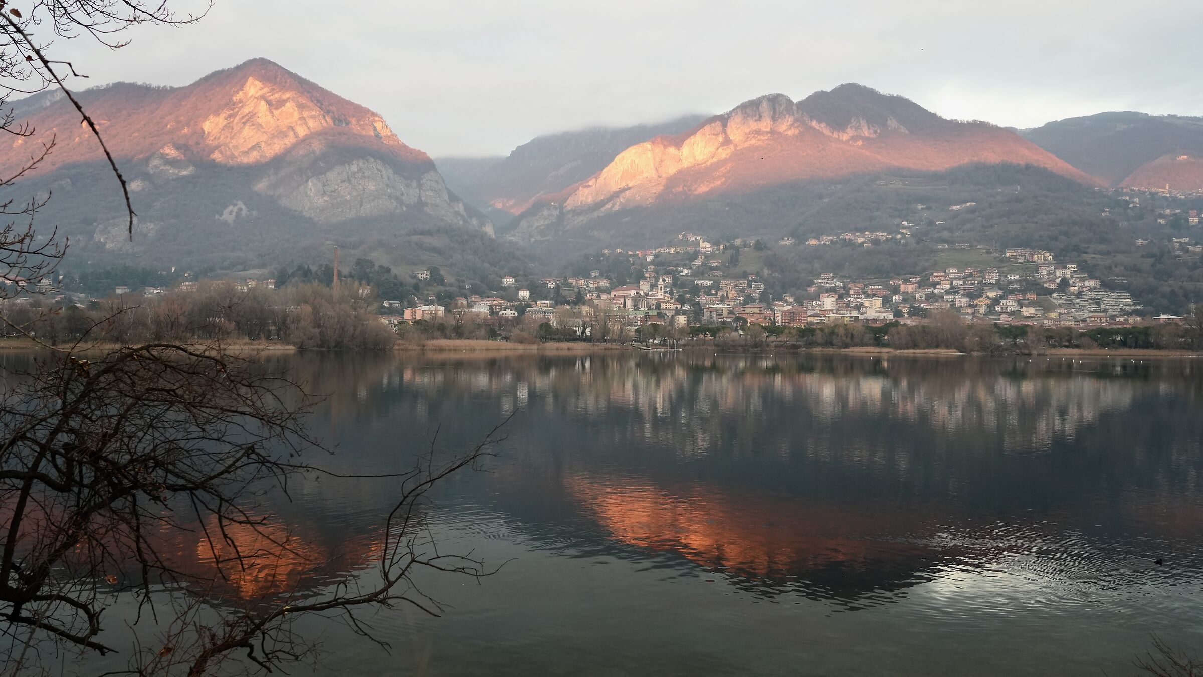 Lago di Olginate, riflessi al tramonto 2...