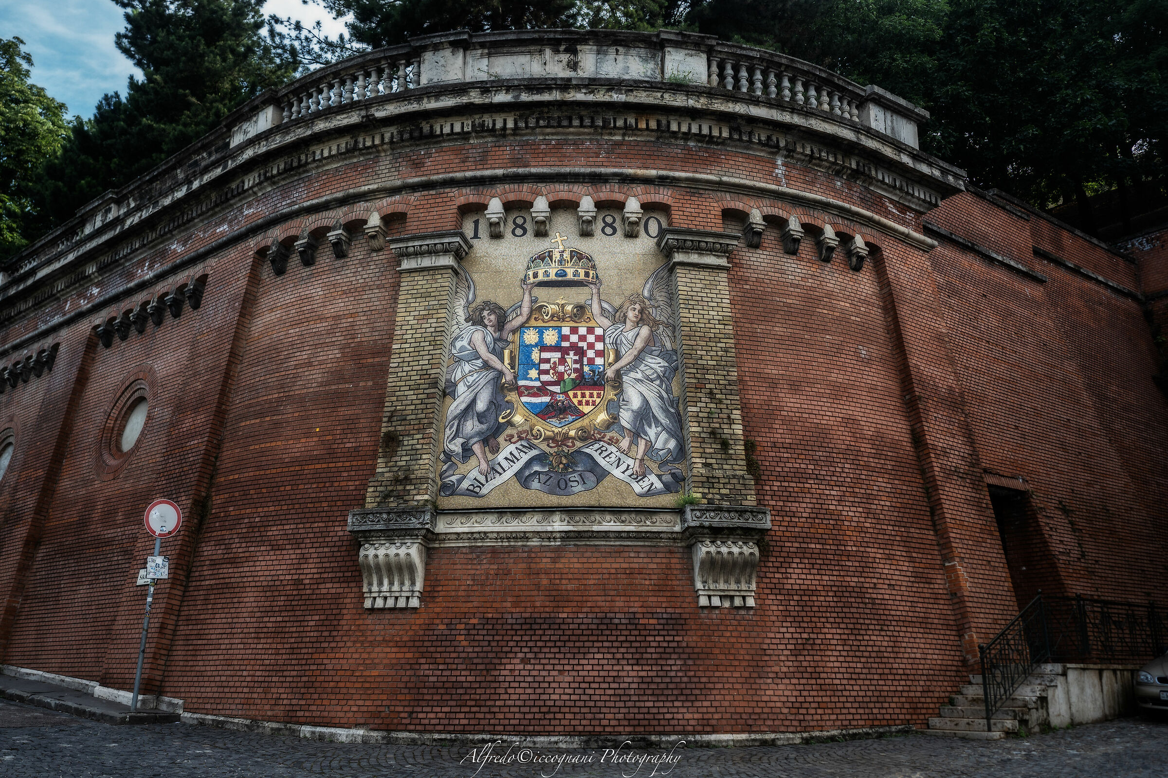 Stemma in mosaico sulle mura del Castello nel quartiere...
