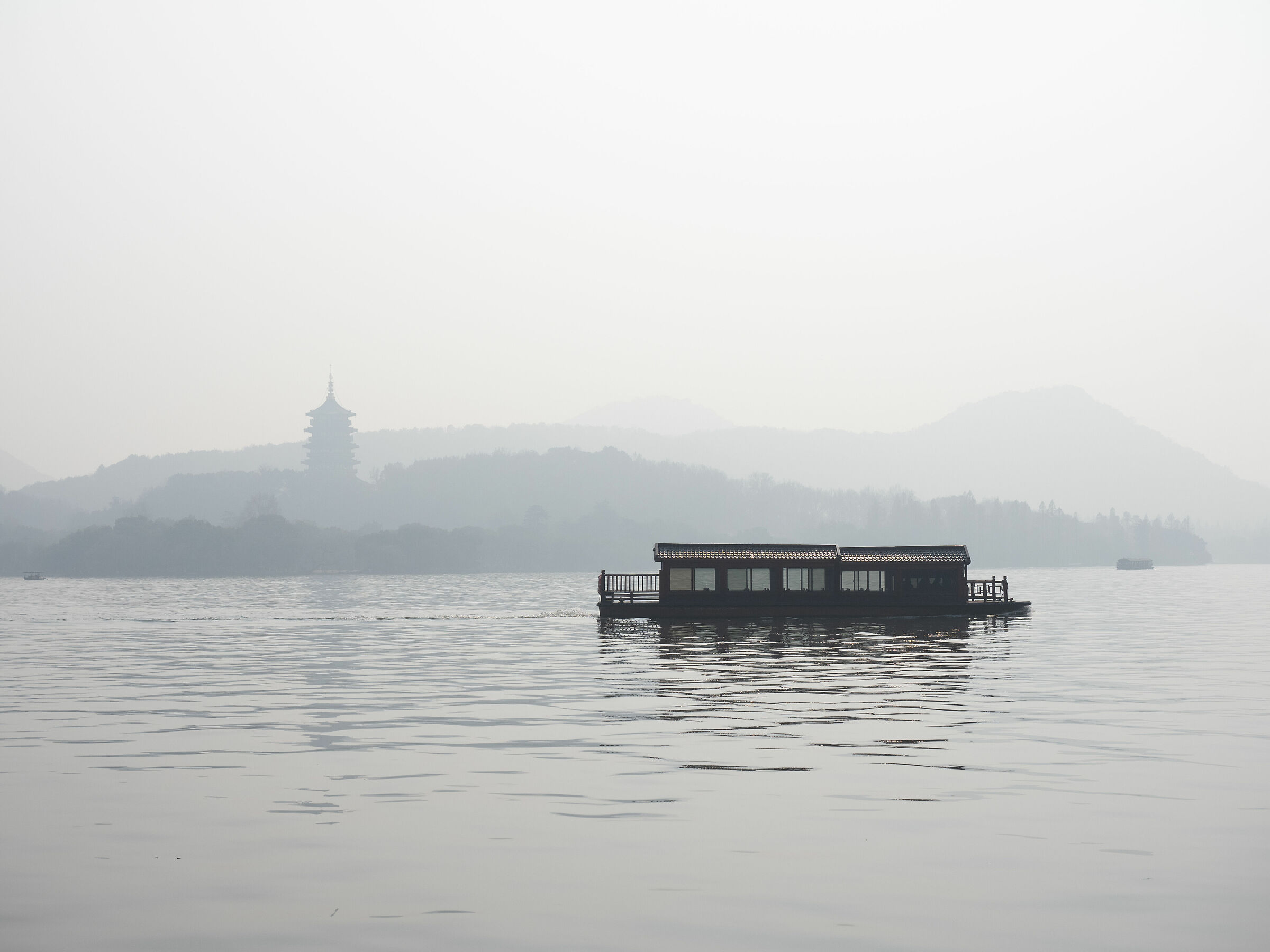 Le placide acque del lago di Hangzhou...