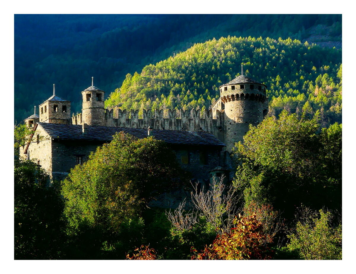 Un nuovo giorno si apre sul castello di Fenis <AO>...