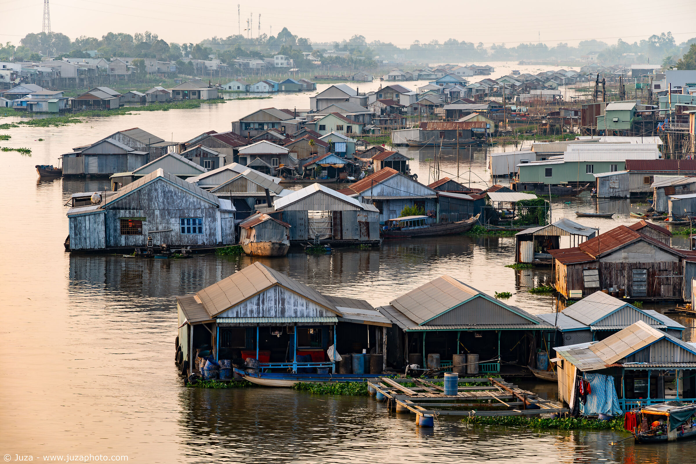 Tramonto sul villaggio galleggiante di Chau Doc...