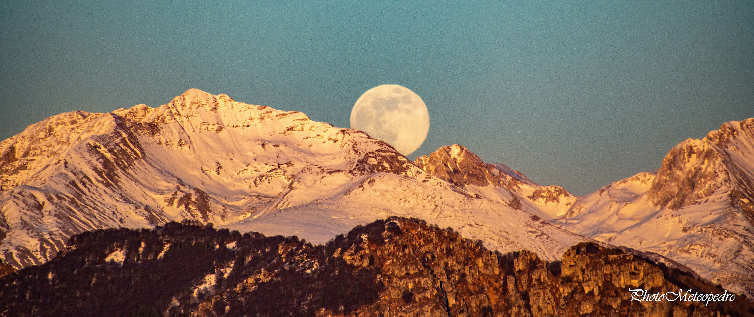 The moon rises from the mountain.........