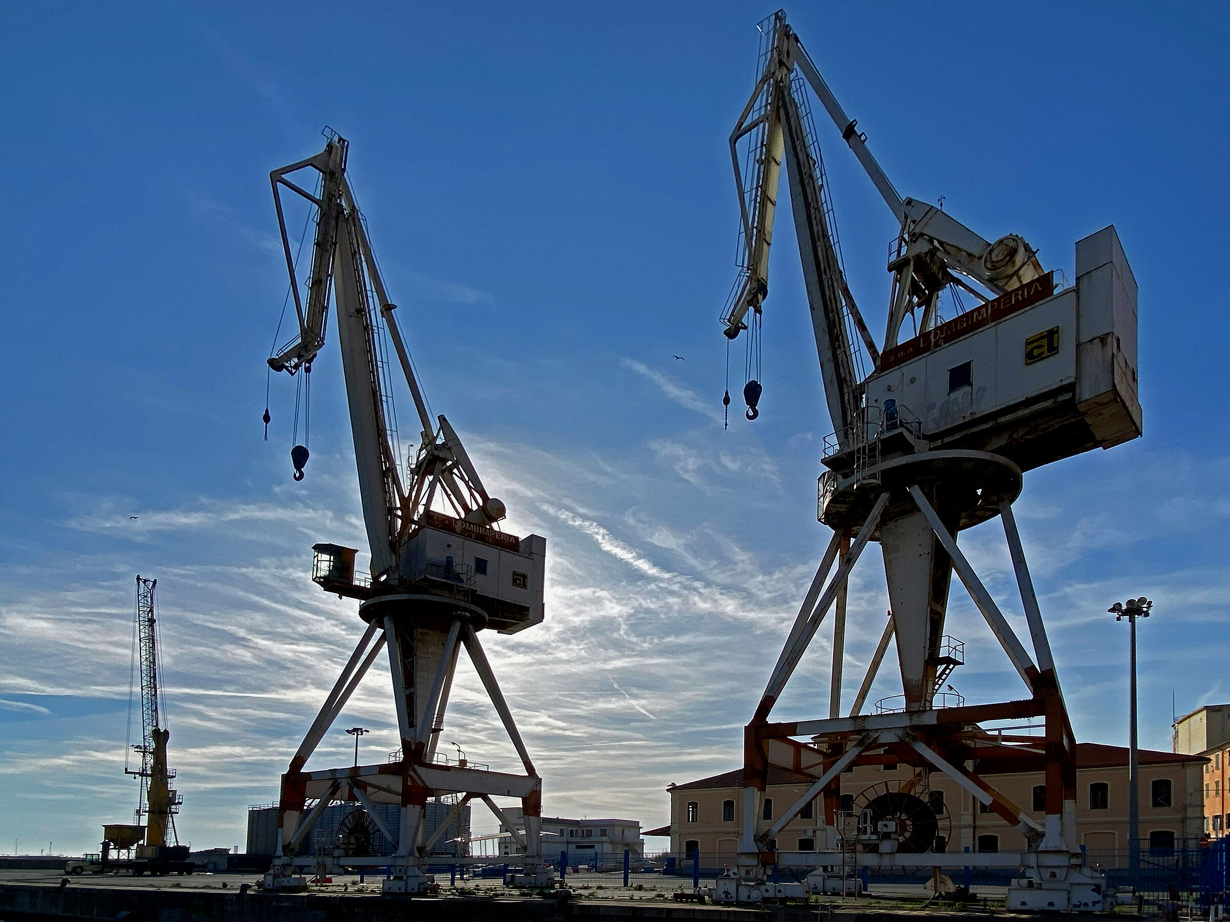The cranes of the port of Oneglia ...