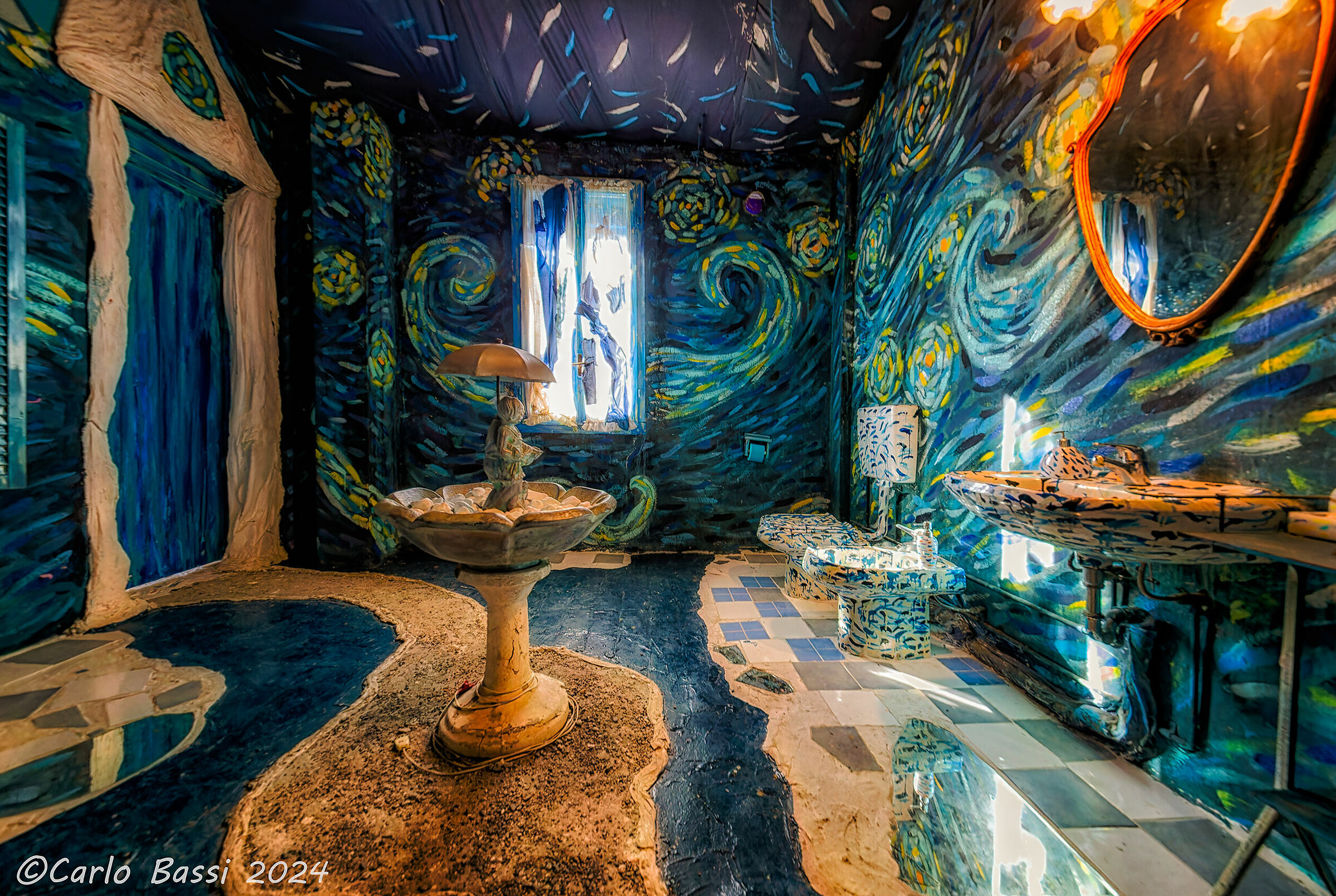 Paciu Maison, the Van Gogh-style bathroom...