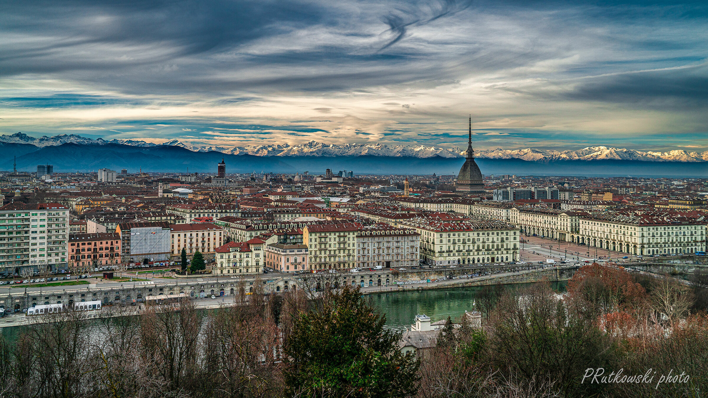 Szeroka panorama na Torino z Alpami wtle....