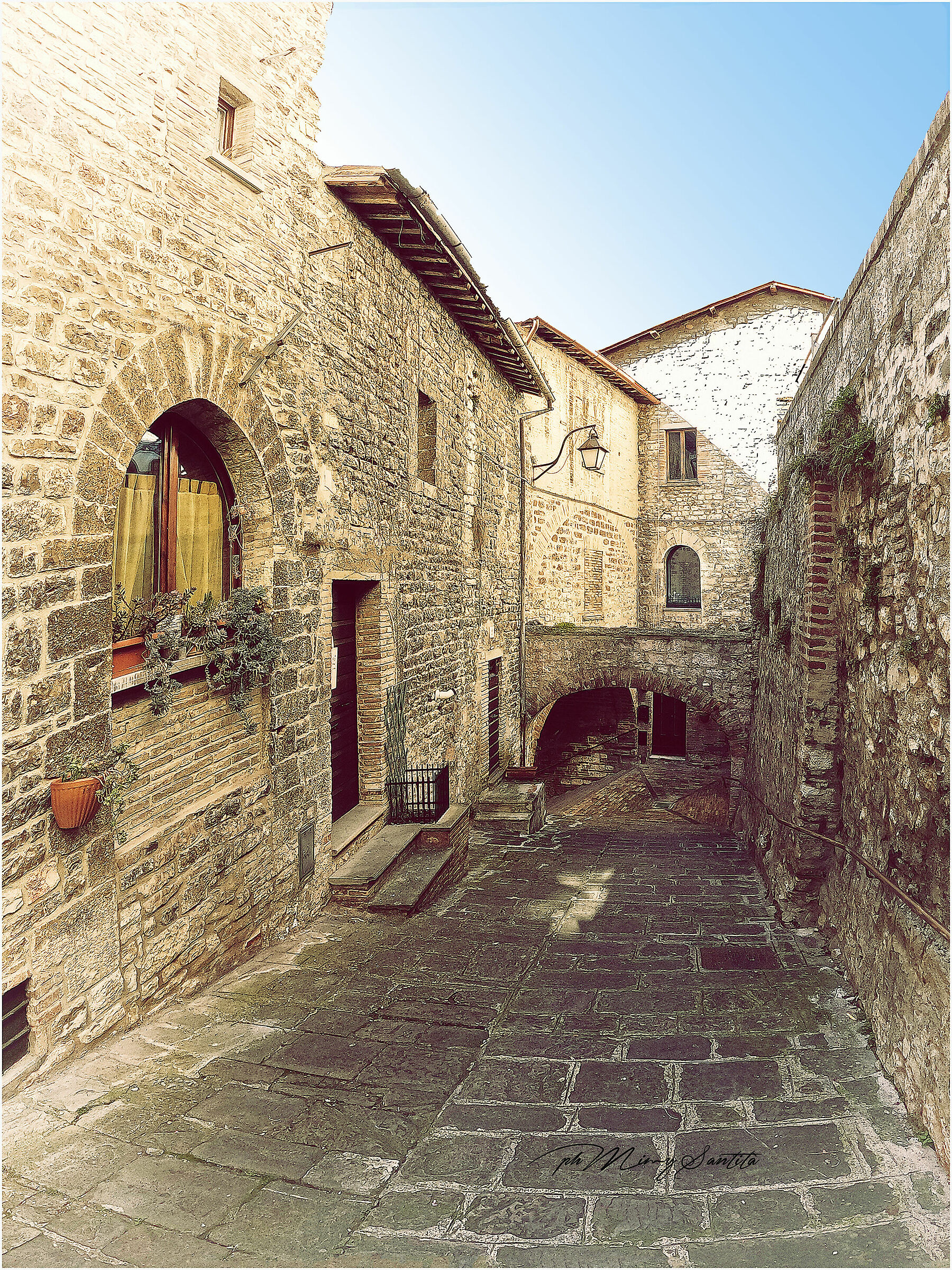 through the narrow streets of Gubbio PG Umbria Bella  ...