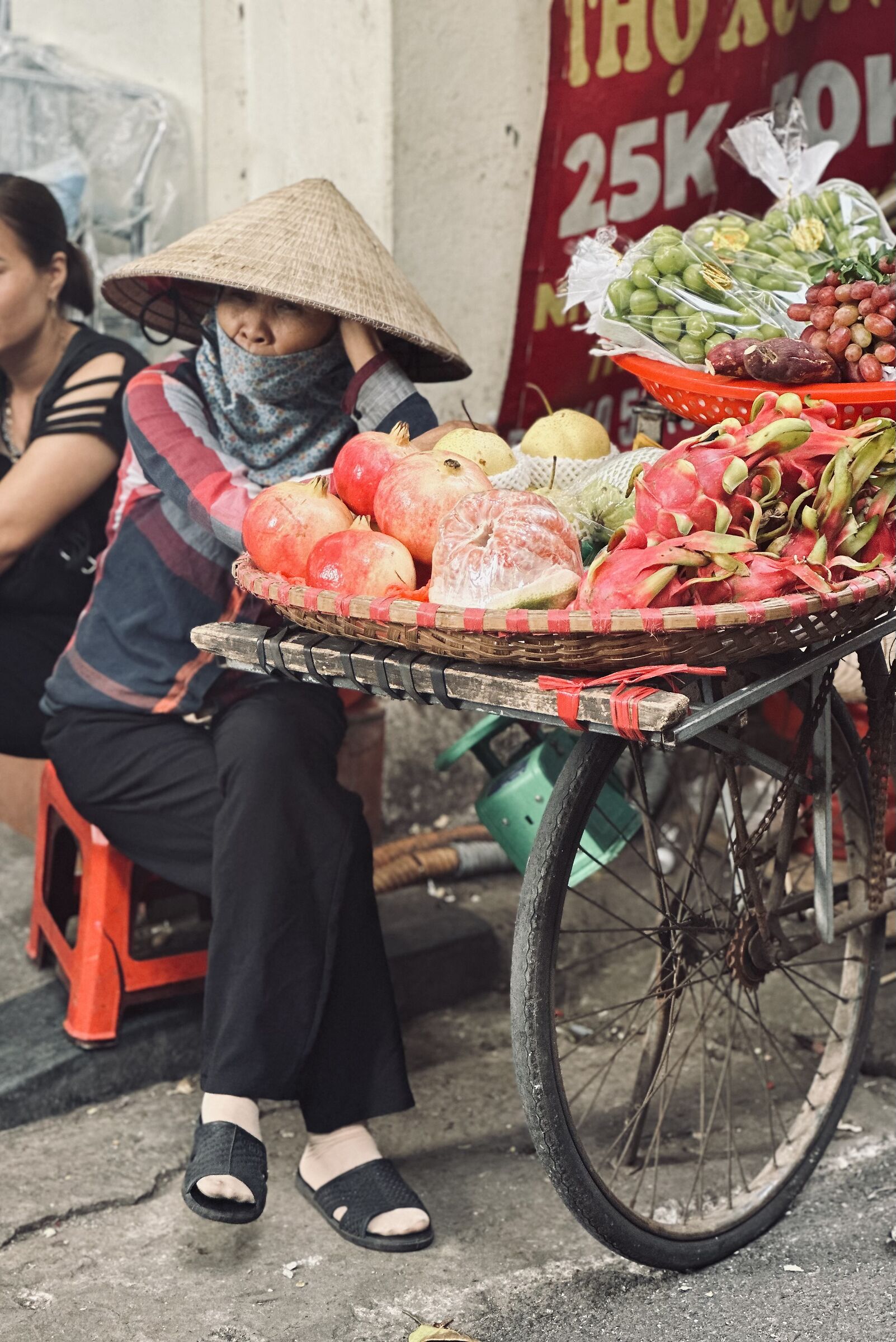 Venditrice di frutta ad Hanoi...