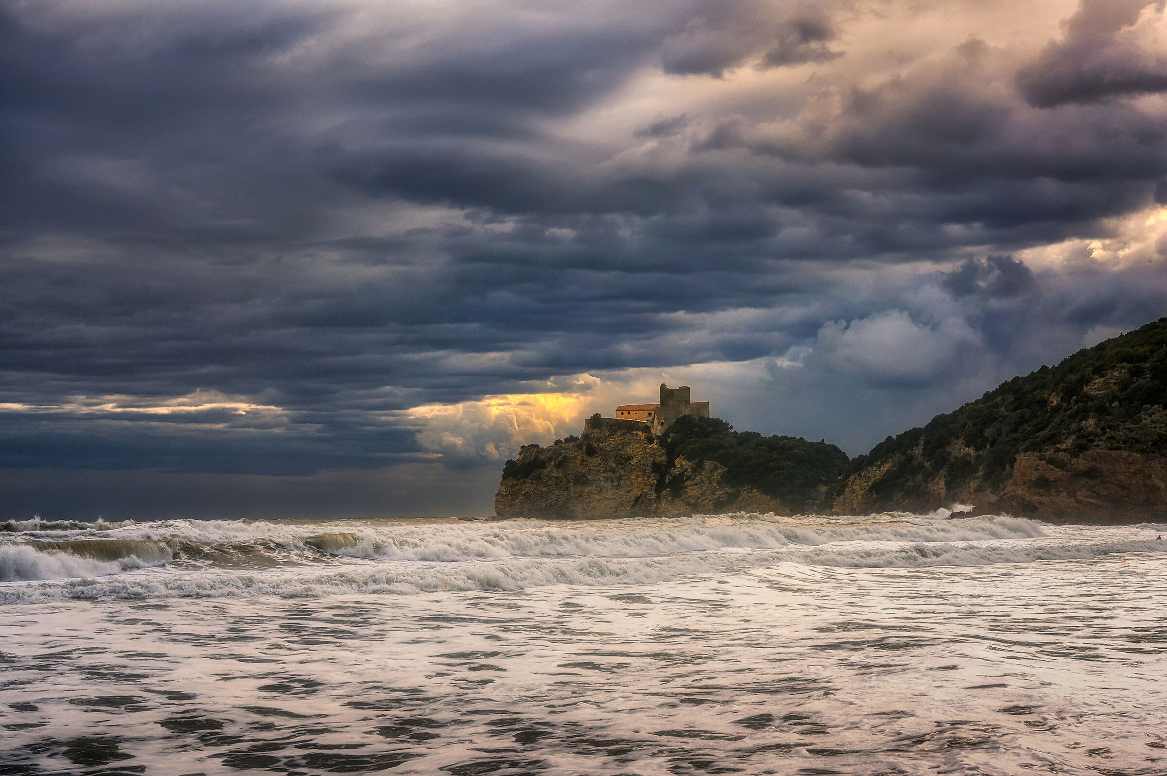 Sea storm ...