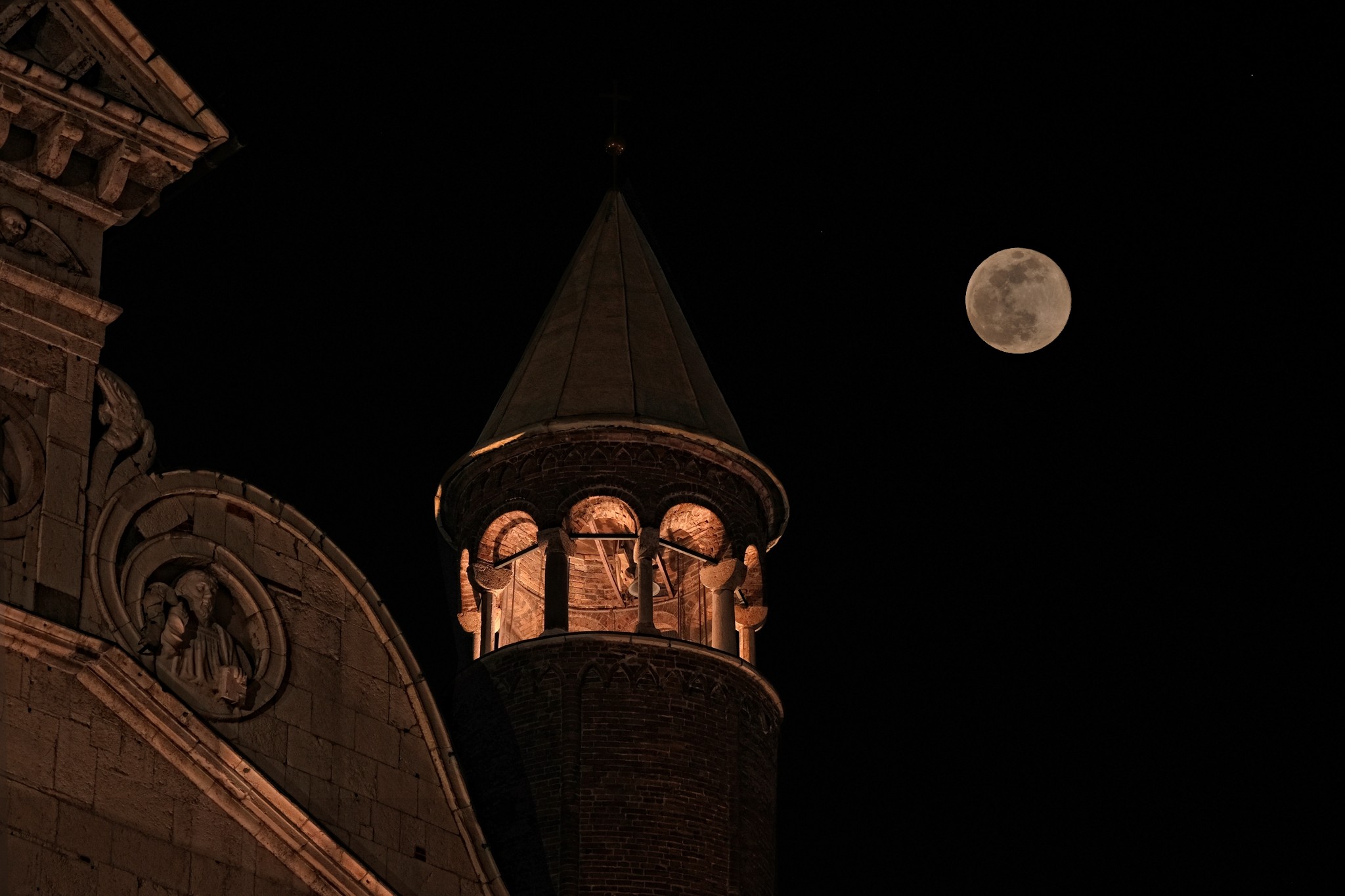 Duomo di Cremona con luna piena (particolare)...