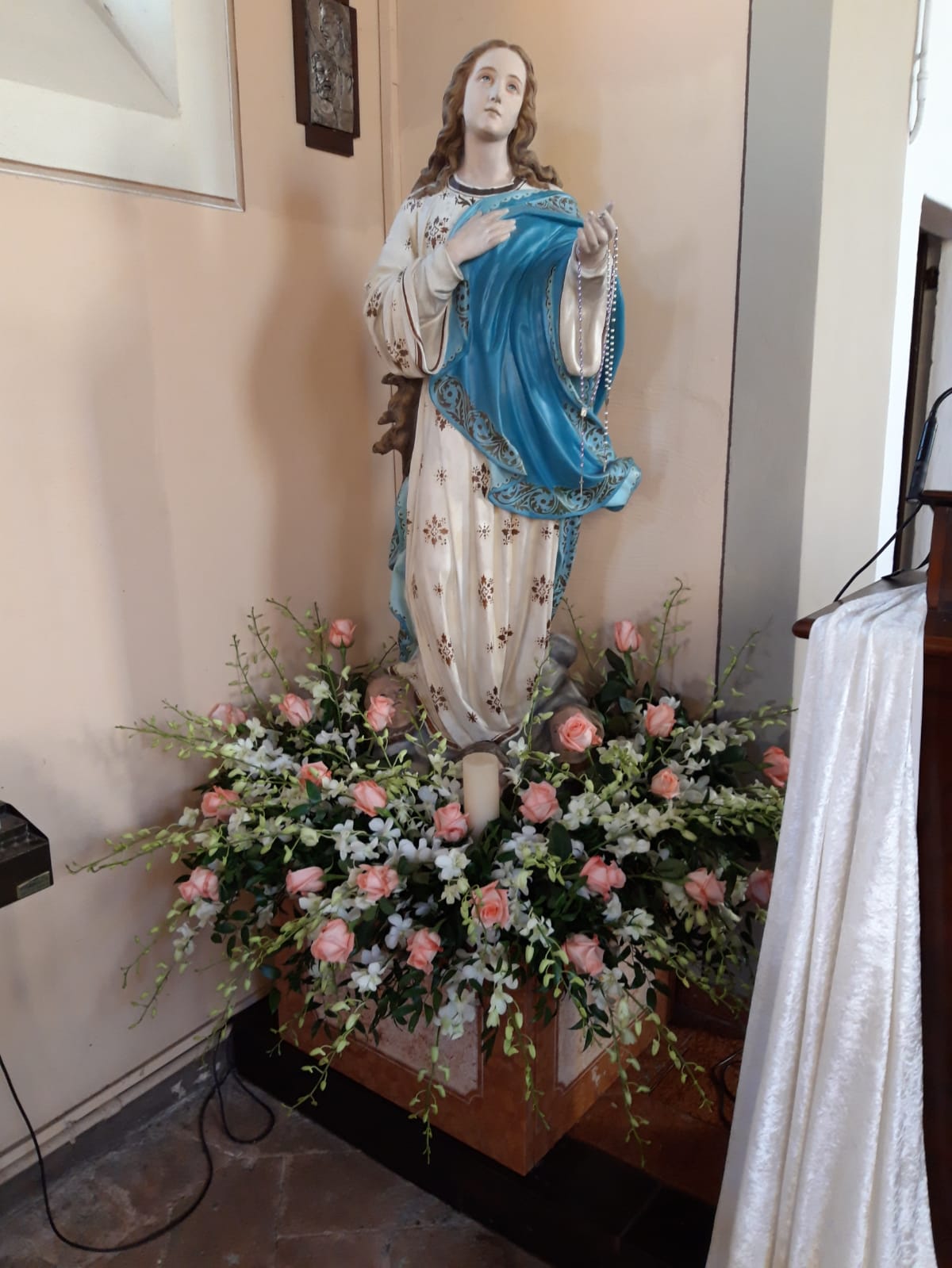 Statue Maria with flowers...