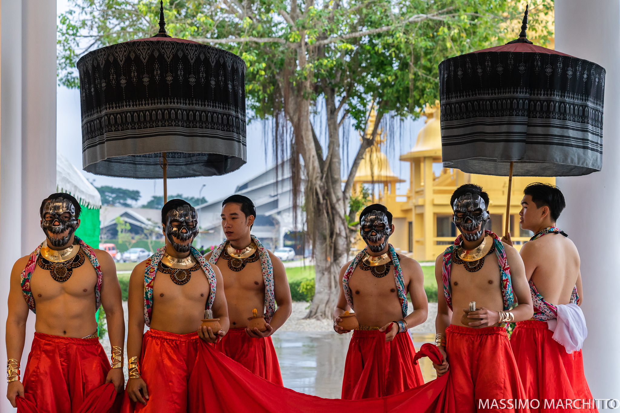 Prove di danza, White Temple, Chiang Rai, Thailand...